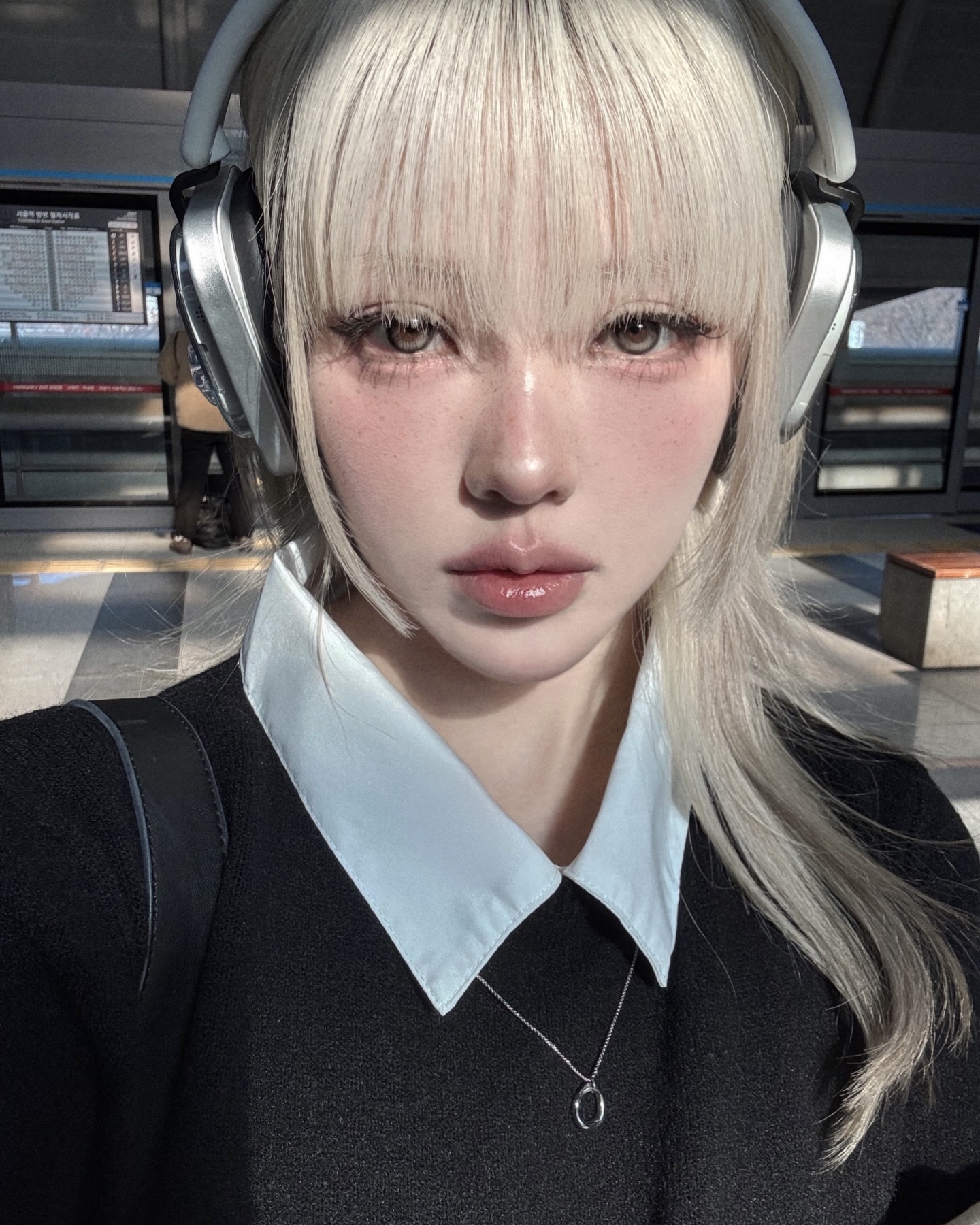 셀럽 메이크업 장인 포니 모실게요🩷🪽
블랙핑크 지수의 멧갈라 메이크업으로 다시 주목받고 있는 메이크업 아티스트 포니, 과거 씨엘의 전담 메이크업 아티스트로 유튜브 채널을 통해 국내 대표 뷰티 크리에이터로 자리 잡은 인물입니다.
셀럽 메이크업은 물론, 포니 특유의 섬세한 색감과 트렌디한 무드가 담긴 튜토리얼도 꾸준히 사랑받고 있는데요. 메이크업이 고민이라면, 포니의 유튜브 채널에서 새로운 영감을 얻어보세요. 이미지6