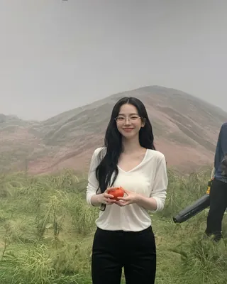 요즘 딱 입기 좋은 긴팔티셔츠🩶
1. 프로젝트웨이브 시스루 딥 브이넥 셔링 티셔츠, 3만 원대
얇은 시스루 소재와 깊은 브이넥 라인이 여리한 무드를 더해주는 긴팔 티셔츠입니다. 블랙 팬츠와 매치해 깔끔하면서도 청순한 스타일링을 완성했습니다.
2. 마크공 스위트 트리트 쉽 프린티드 7부 소매 카울넥 백리스 탑, 20만 원대
양 프린트가 포인트인 7부 소매 탑으로, 부드럽게 떨어지는 카울넥과 오픈백 디테일이 포인트입니다. 그린 버킷햇을 매치해 키치하고 러블리한 무드로 스타일링했습니다. 이미지