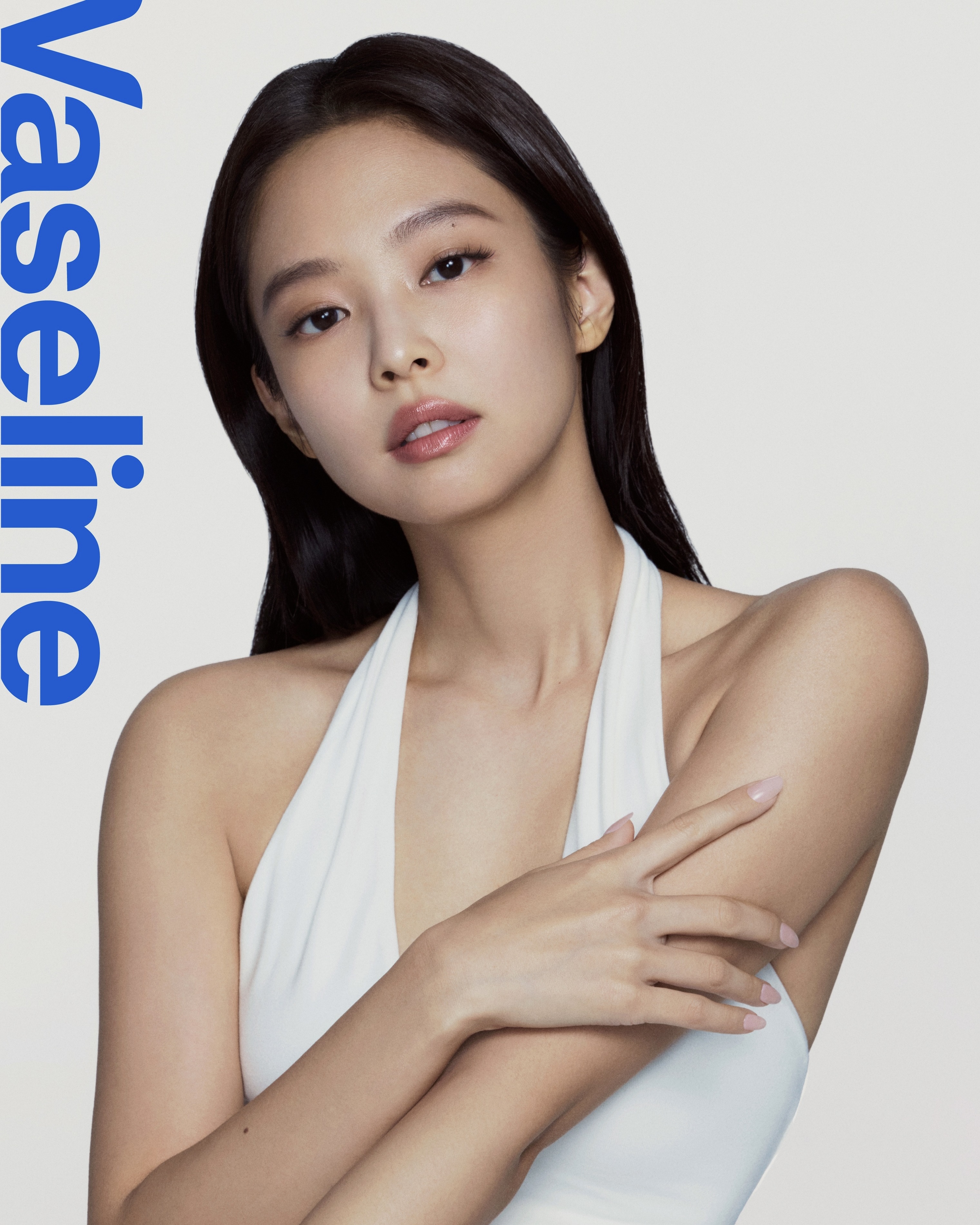 맑고 투명한 피부엔 제니와 바세린이 있어🩷 블랙핑크 제니가 바세린 바디케어의 첫 글로벌 앰버서더로 공개됐습니다. 바세린 코리아는 제니와 함께 새로운 글루타-히아 바디 세럼 로션 출시를 예고했는데요. 피부에 바르면 물방울처럼 터지는 산뜻한 제형이 특징이라고 합니다. 제니와 바세린의 만남, 오는 6월 국내 론칭을 기다려보세요. 이미지