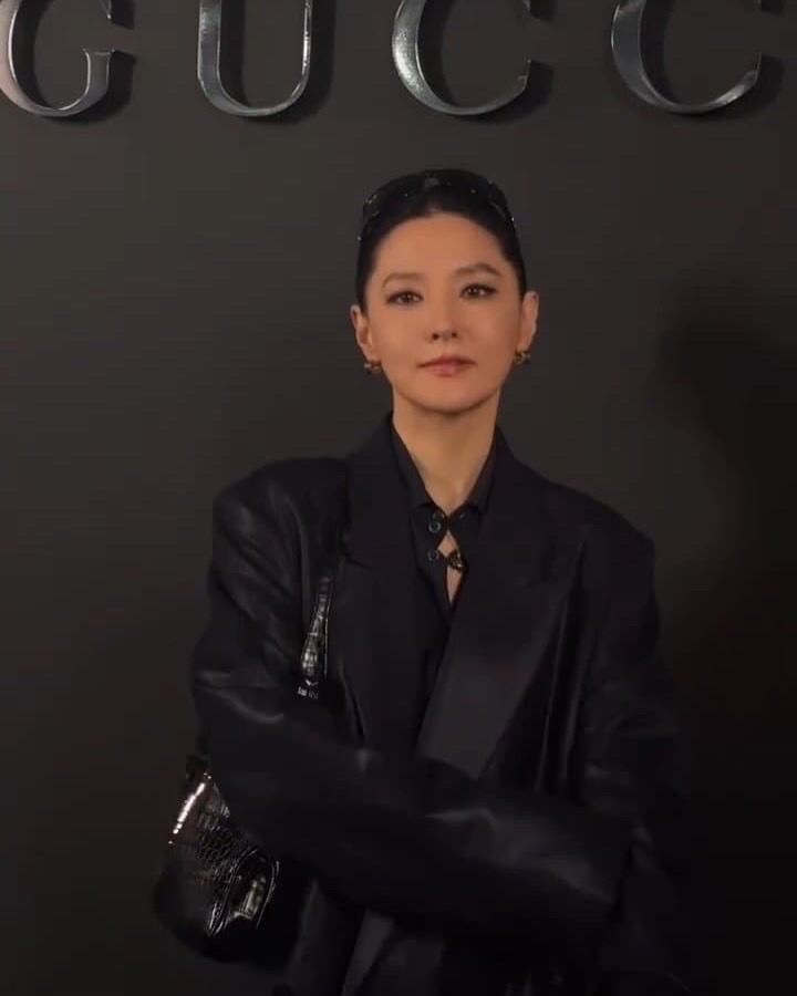 보면,, 화나는(?)❤️🖤여전한 미모
숫자는 나만 먹나..🇺🇸구찌코어 여신 이영애 언니 뉴욕 패션쇼 근황
5월 16일 뎀나의 첫 구찌 컬렉션, 크루즈 2027 ‘GucciCore’ 무대였어요. 광택이 도는 체크 더블브레스트 슈트에 GG 모노그램 시어 스타킹, 호스빗 펌프스와 자키 1961 백까지, 구찌 여신룩이였어요. 이미지7