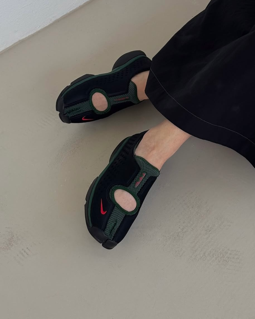 약간 구찌 색감 같기도..?🖤💚 1995년 케냐 맨발 러너 시그니처🇰🇪나이키 에어 리프트 2 신상 나이키 에어 리프트 2(Nike Air Rift 2) 케냐가 곧 풀립니다. 블랙·다크 그린 메시에 파이어 레드 스우시, 케냐 국기 그대로죠. 마하 암스테르담(Maha Amsterdam) 등이 예고했고, 나이키 SNKRS Verified로 공개됐어요. 원형은 1995년 케냐 리프트 밸리 맨발 러너에서 온 러닝화. 갈라진 발가락의 타비 구조가 시그니처죠. 2026년 마르지엘라부터 나이키스킴스(NikeSkims) 리프트 메시까지, 타비 스니커가 슬림솔 흐름의 중심에 섰어요. 원조 리프트가 다시 호명되는 구조예요. • 나이키 에어 리프트 2 “케냐”, 블랙/파이어 레드/다크 그린, $149 • 출시: 2026년 여름 발매 유력 이미지