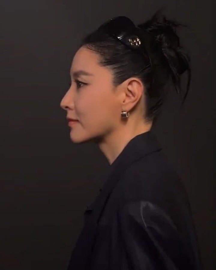 보면,, 화나는(?)❤️🖤여전한 미모
숫자는 나만 먹나..🇺🇸구찌코어 여신 이영애 언니 뉴욕 패션쇼 근황
5월 16일 뎀나의 첫 구찌 컬렉션, 크루즈 2027 ‘GucciCore’ 무대였어요. 광택이 도는 체크 더블브레스트 슈트에 GG 모노그램 시어 스타킹, 호스빗 펌프스와 자키 1961 백까지, 구찌 여신룩이였어요. 이미지8