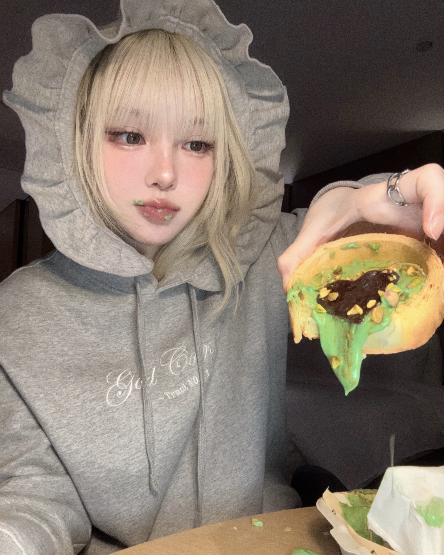셀럽 메이크업 장인 포니 모실게요🩷🪽
블랙핑크 지수의 멧갈라 메이크업으로 다시 주목받고 있는 메이크업 아티스트 포니, 과거 씨엘의 전담 메이크업 아티스트로 유튜브 채널을 통해 국내 대표 뷰티 크리에이터로 자리 잡은 인물입니다.
셀럽 메이크업은 물론, 포니 특유의 섬세한 색감과 트렌디한 무드가 담긴 튜토리얼도 꾸준히 사랑받고 있는데요. 메이크업이 고민이라면, 포니의 유튜브 채널에서 새로운 영감을 얻어보세요. 이미지7