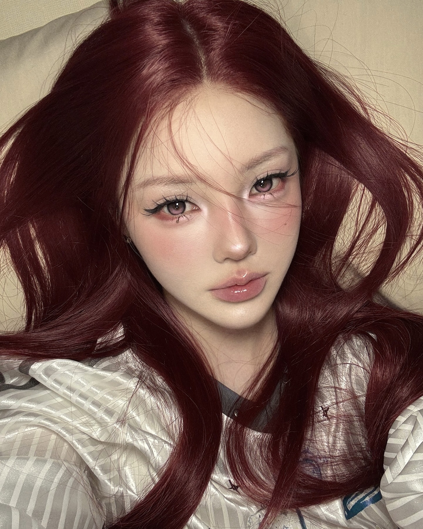 셀럽 메이크업 장인 포니 모실게요🩷🪽
블랙핑크 지수의 멧갈라 메이크업으로 다시 주목받고 있는 메이크업 아티스트 포니, 과거 씨엘의 전담 메이크업 아티스트로 유튜브 채널을 통해 국내 대표 뷰티 크리에이터로 자리 잡은 인물입니다.
셀럽 메이크업은 물론, 포니 특유의 섬세한 색감과 트렌디한 무드가 담긴 튜토리얼도 꾸준히 사랑받고 있는데요. 메이크업이 고민이라면, 포니의 유튜브 채널에서 새로운 영감을 얻어보세요. 이미지3