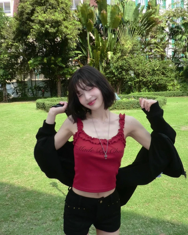 여름엔 슬리브리스 하나면 충분해🩷
여름에 빠질 수 없는 아이템을 하나만 고르라면 역시 슬리브리스입니다. 단독으로 입어도 시원하고, 가디건을 걸치면 부담 없이 레이어드하기 좋아 활용도가 높은데요. 쇼츠와 매치해 사랑스럽게, 카프리팬츠에 매치하면 슬림하고 트렌디한 분위기를 낼 수 있습니다.
데님 팬츠에 슬리브리스를 더하면 가장 담백하면서도 실패 없는 조합이 완성되죠. 올여름은 슬리브리스 하나로 가볍고 시원한 스타일링을 완성해보세요. 이미지1