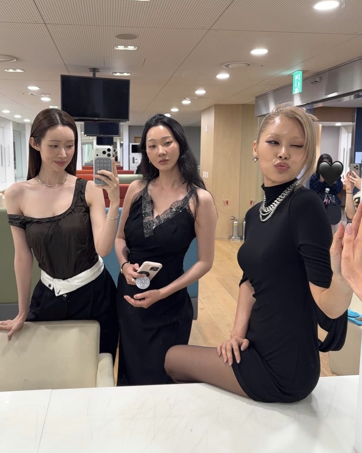 누구긴 누구야 안아름이지~🖤
GD와도 친분이 있는 것으로 알려진 안아름, <킬잇 : 스타일 크리에이터 대전>의 멘토로 출연 중입니다. 모델 출신 스타일리스트이자 비주얼 디렉터로, 핑크 헤어로 런웨이에 섰던 모델 시절부터 확실한 취향을 보여왔는데요.
아일릿의 스타일링을 맡은 인물로도 알려진 안아름의 과감한 룩과 개성 있는 메이크업, 뻔하지 않은 믹스매치가 궁금하다면 슬라이드를 넘겨 확인해보세요. 이미지2