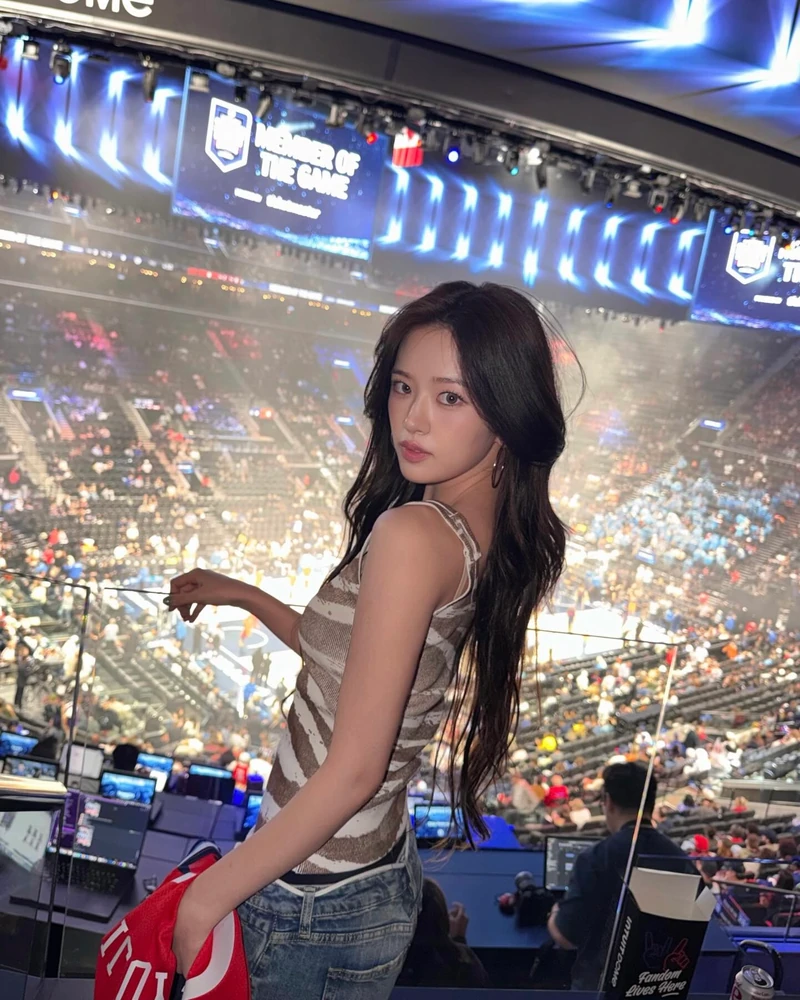 여름엔 슬리브리스 하나면 충분해🩷
여름에 빠질 수 없는 아이템을 하나만 고르라면 역시 슬리브리스입니다. 단독으로 입어도 시원하고, 가디건을 걸치면 부담 없이 레이어드하기 좋아 활용도가 높은데요. 쇼츠와 매치해 사랑스럽게, 카프리팬츠에 매치하면 슬림하고 트렌디한 분위기를 낼 수 있습니다.
데님 팬츠에 슬리브리스를 더하면 가장 담백하면서도 실패 없는 조합이 완성되죠. 올여름은 슬리브리스 하나로 가볍고 시원한 스타일링을 완성해보세요. 이미지4