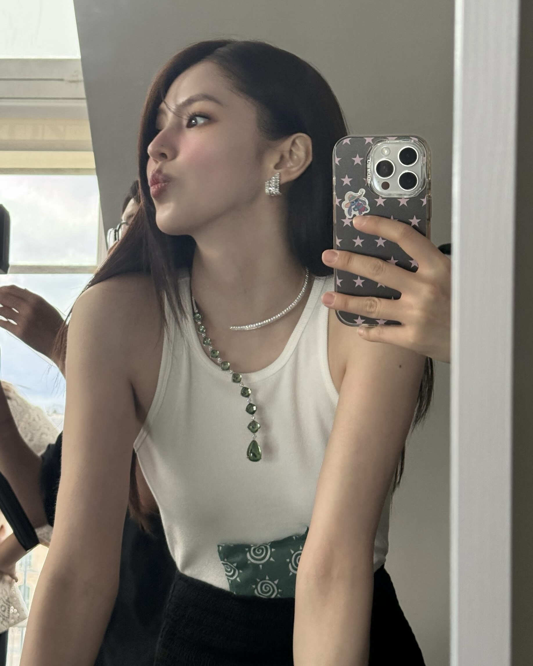 한소희 일상에 또 감기다👀
셀카부터 파리 일상까지 보고 싶은 사진 한가득이여요🩷 이미지4