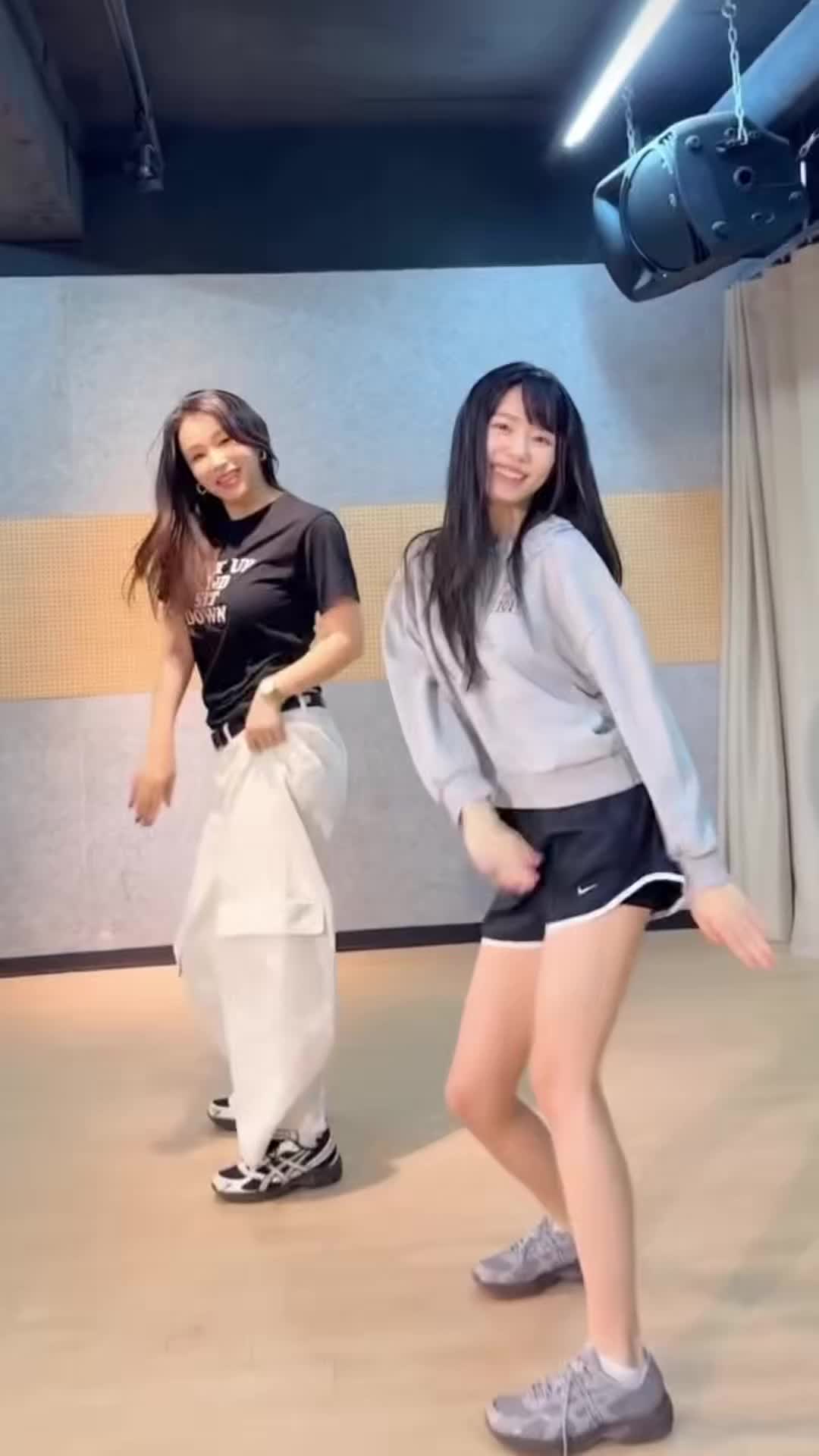 프듀 시절 스승과 제자의 만남🥹 소혜와 윤정쌤이 10년 만에 만나 보여주는 아이오아이 신곡 ’갑자기‘ 댄스 챌린지! 이미지