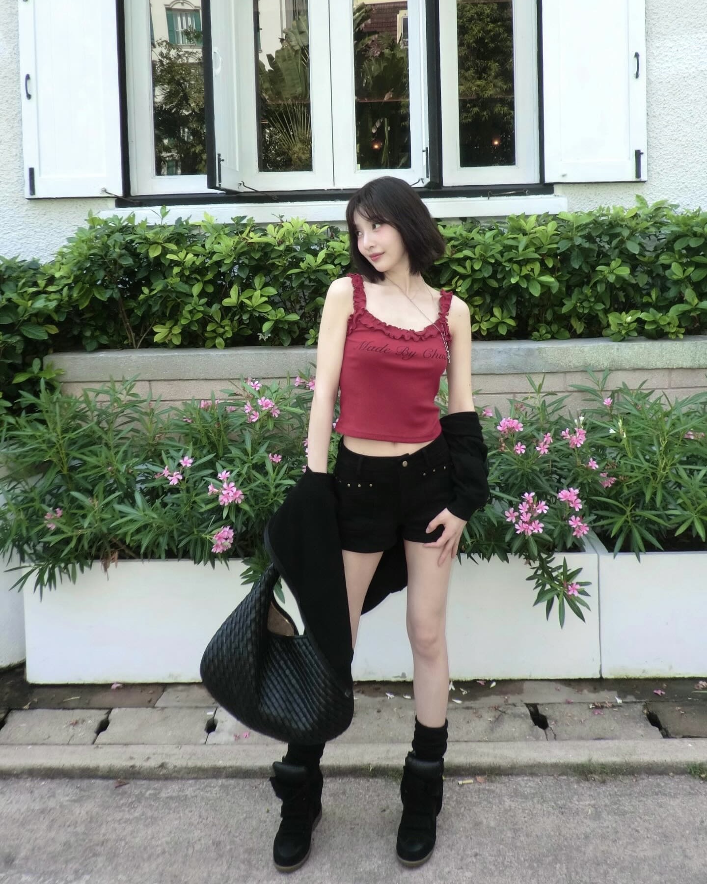 여름엔 슬리브리스 하나면 충분해🩷
여름에 빠질 수 없는 아이템을 하나만 고르라면 역시 슬리브리스입니다. 단독으로 입어도 시원하고, 가디건을 걸치면 부담 없이 레이어드하기 좋아 활용도가 높은데요. 쇼츠와 매치해 사랑스럽게, 카프리팬츠에 매치하면 슬림하고 트렌디한 분위기를 낼 수 있습니다.
데님 팬츠에 슬리브리스를 더하면 가장 담백하면서도 실패 없는 조합이 완성되죠. 올여름은 슬리브리스 하나로 가볍고 시원한 스타일링을 완성해보세요. 이미지6