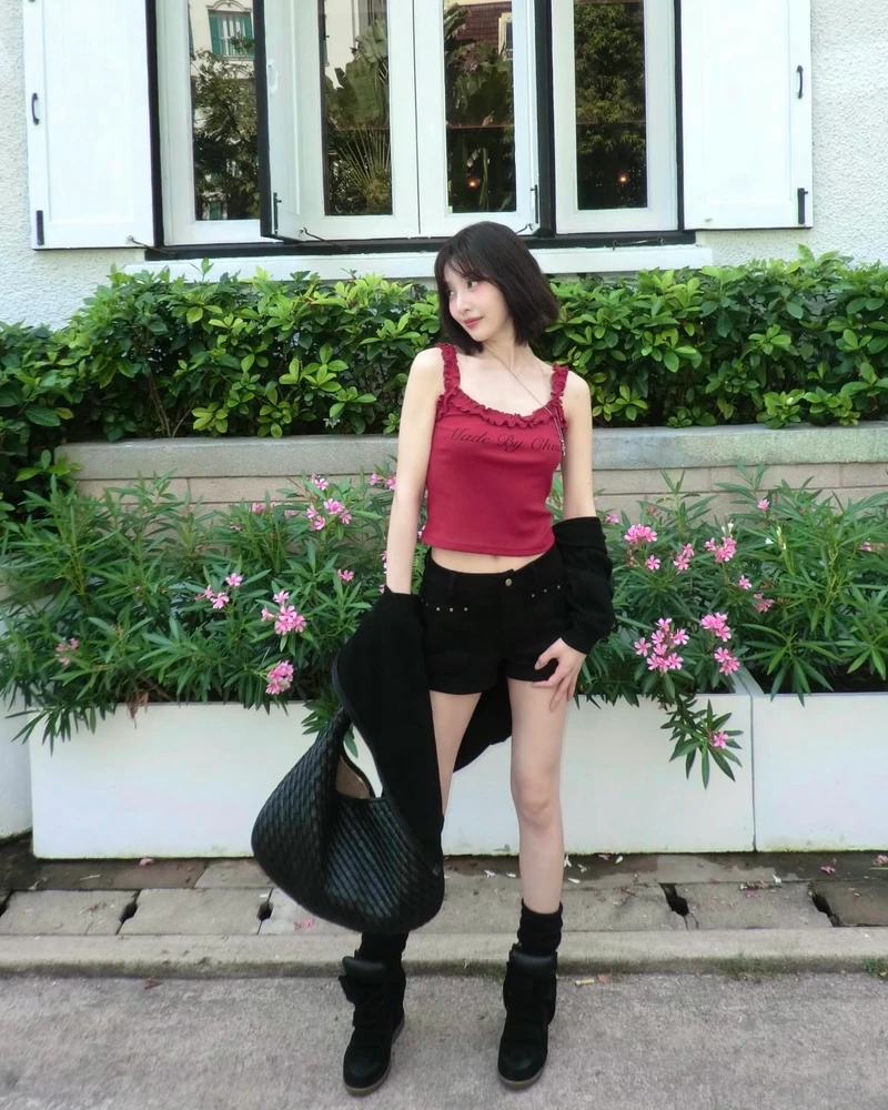 여름엔 슬리브리스 하나면 충분해🩷
여름에 빠질 수 없는 아이템을 하나만 고르라면 역시 슬리브리스입니다. 단독으로 입어도 시원하고, 가디건을 걸치면 부담 없이 레이어드하기 좋아 활용도가 높은데요. 쇼츠와 매치해 사랑스럽게, 카프리팬츠에 매치하면 슬림하고 트렌디한 분위기를 낼 수 있습니다.
데님 팬츠에 슬리브리스를 더하면 가장 담백하면서도 실패 없는 조합이 완성되죠. 올여름은 슬리브리스 하나로 가볍고 시원한 스타일링을 완성해보세요. 이미지6