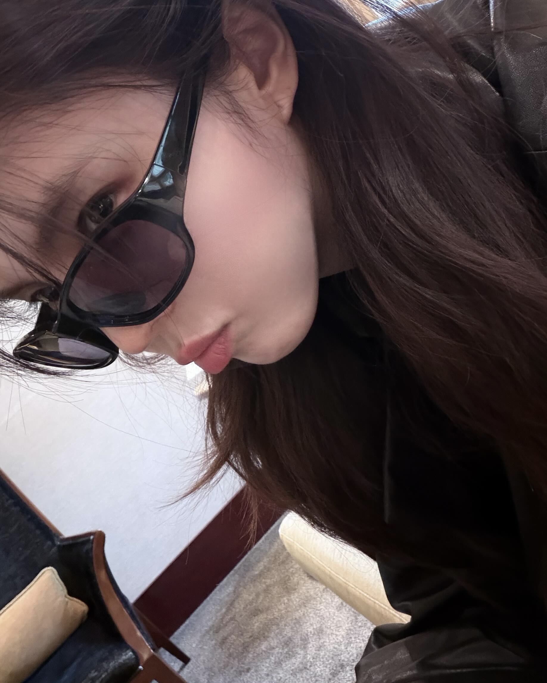 한소희 일상에 또 감기다👀
셀카부터 파리 일상까지 보고 싶은 사진 한가득이여요🩷 이미지8
