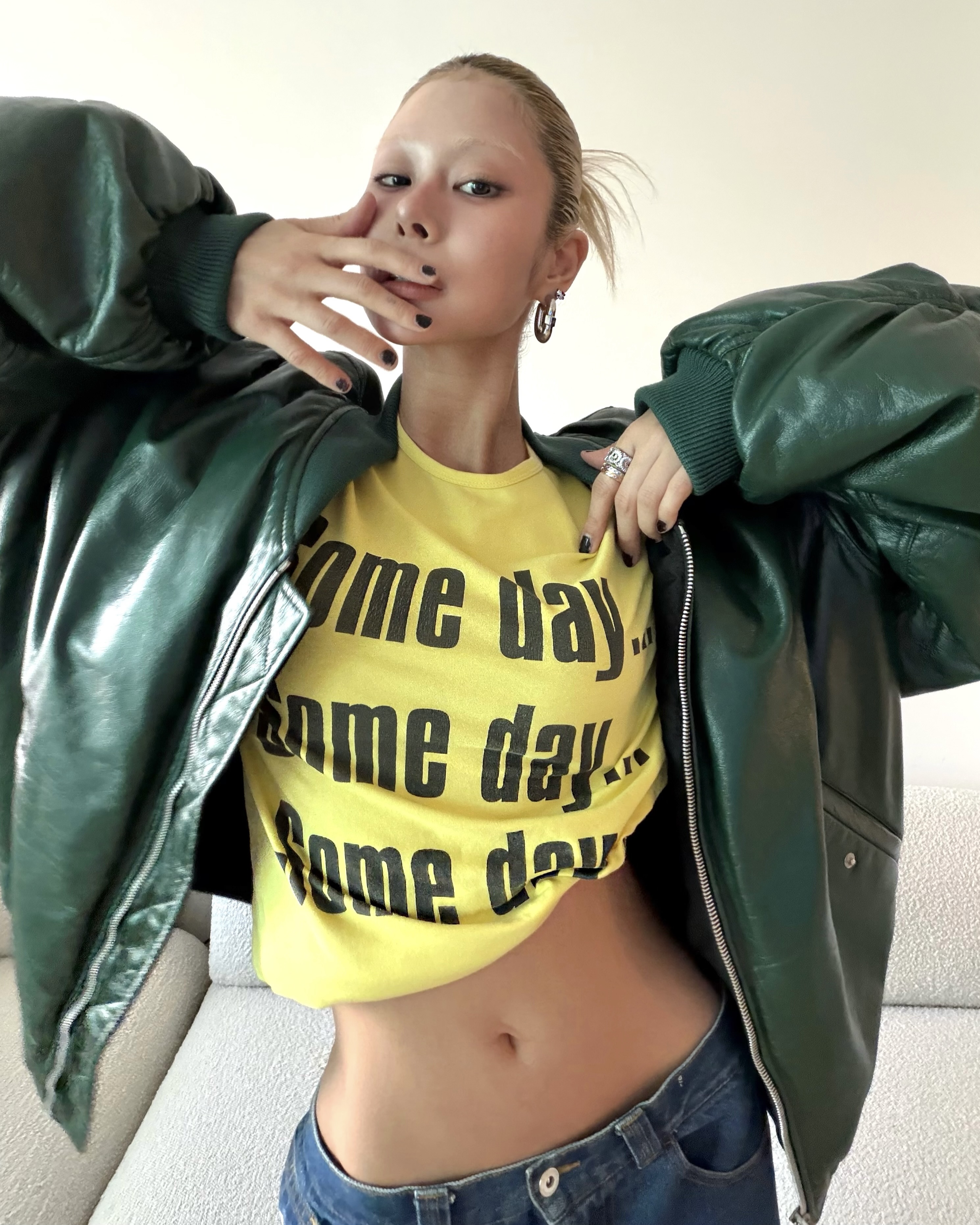누구긴 누구야 안아름이지~🖤
GD와도 친분이 있는 것으로 알려진 안아름, <킬잇 : 스타일 크리에이터 대전>의 멘토로 출연 중입니다. 모델 출신 스타일리스트이자 비주얼 디렉터로, 핑크 헤어로 런웨이에 섰던 모델 시절부터 확실한 취향을 보여왔는데요.
아일릿의 스타일링을 맡은 인물로도 알려진 안아름의 과감한 룩과 개성 있는 메이크업, 뻔하지 않은 믹스매치가 궁금하다면 슬라이드를 넘겨 확인해보세요. 이미지3