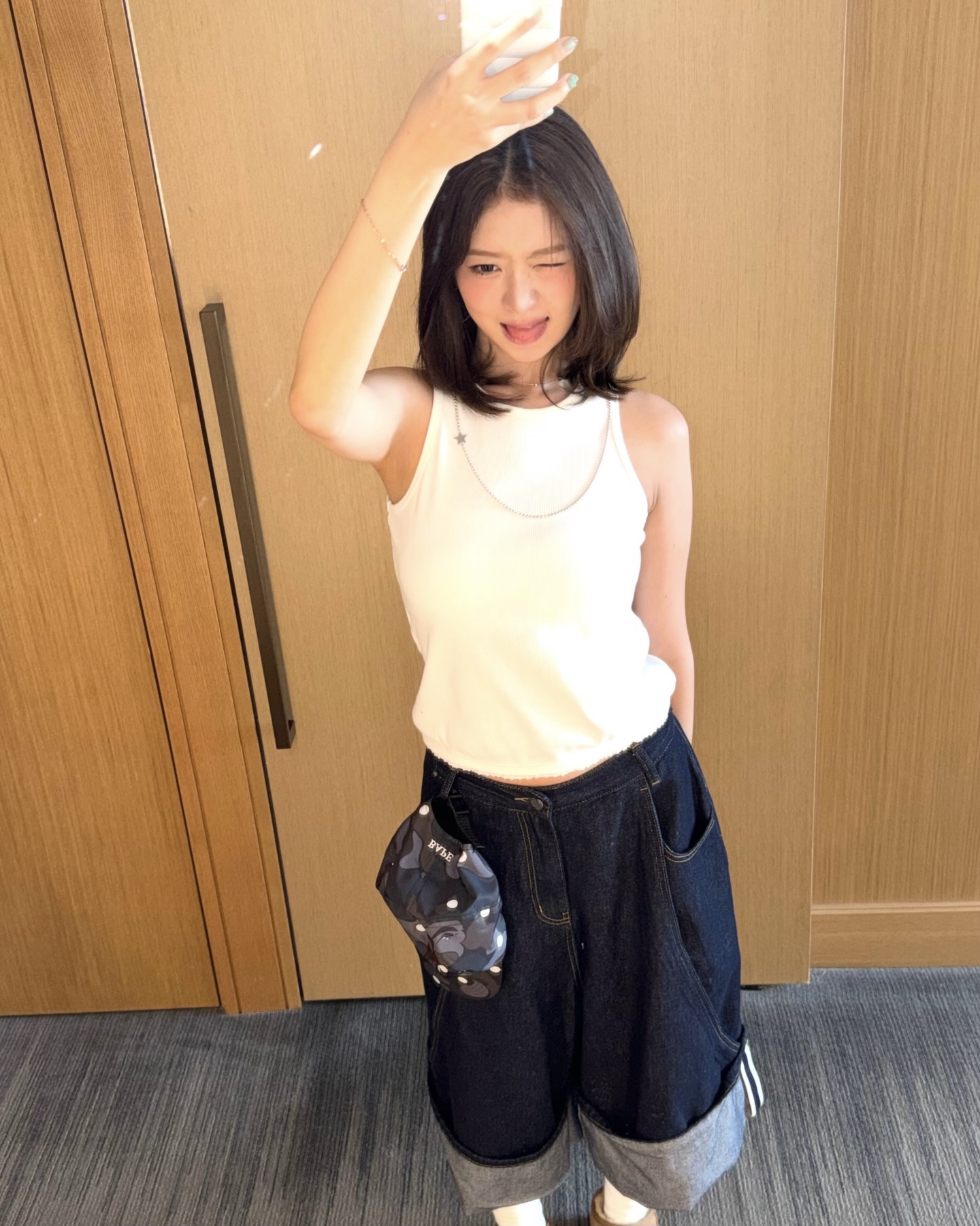 여름엔 슬리브리스 하나면 충분해🩷
여름에 빠질 수 없는 아이템을 하나만 고르라면 역시 슬리브리스입니다. 단독으로 입어도 시원하고, 가디건을 걸치면 부담 없이 레이어드하기 좋아 활용도가 높은데요. 쇼츠와 매치해 사랑스럽게, 카프리팬츠에 매치하면 슬림하고 트렌디한 분위기를 낼 수 있습니다.
데님 팬츠에 슬리브리스를 더하면 가장 담백하면서도 실패 없는 조합이 완성되죠. 올여름은 슬리브리스 하나로 가볍고 시원한 스타일링을 완성해보세요. 이미지2