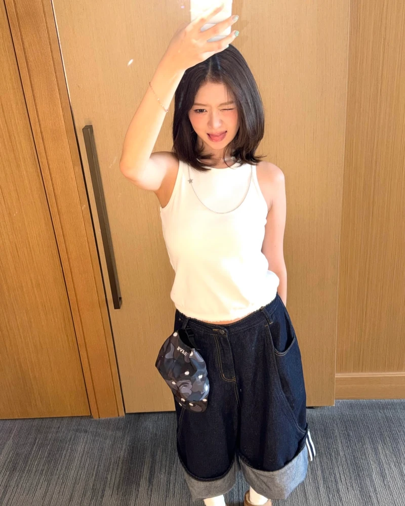 여름엔 슬리브리스 하나면 충분해🩷
여름에 빠질 수 없는 아이템을 하나만 고르라면 역시 슬리브리스입니다. 단독으로 입어도 시원하고, 가디건을 걸치면 부담 없이 레이어드하기 좋아 활용도가 높은데요. 쇼츠와 매치해 사랑스럽게, 카프리팬츠에 매치하면 슬림하고 트렌디한 분위기를 낼 수 있습니다.
데님 팬츠에 슬리브리스를 더하면 가장 담백하면서도 실패 없는 조합이 완성되죠. 올여름은 슬리브리스 하나로 가볍고 시원한 스타일링을 완성해보세요. 이미지2