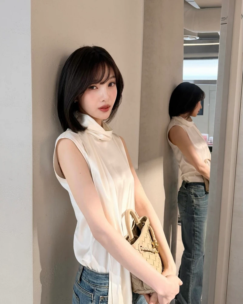 여름엔 슬리브리스 하나면 충분해🩷
여름에 빠질 수 없는 아이템을 하나만 고르라면 역시 슬리브리스입니다. 단독으로 입어도 시원하고, 가디건을 걸치면 부담 없이 레이어드하기 좋아 활용도가 높은데요. 쇼츠와 매치해 사랑스럽게, 카프리팬츠에 매치하면 슬림하고 트렌디한 분위기를 낼 수 있습니다.
데님 팬츠에 슬리브리스를 더하면 가장 담백하면서도 실패 없는 조합이 완성되죠. 올여름은 슬리브리스 하나로 가볍고 시원한 스타일링을 완성해보세요. 이미지5