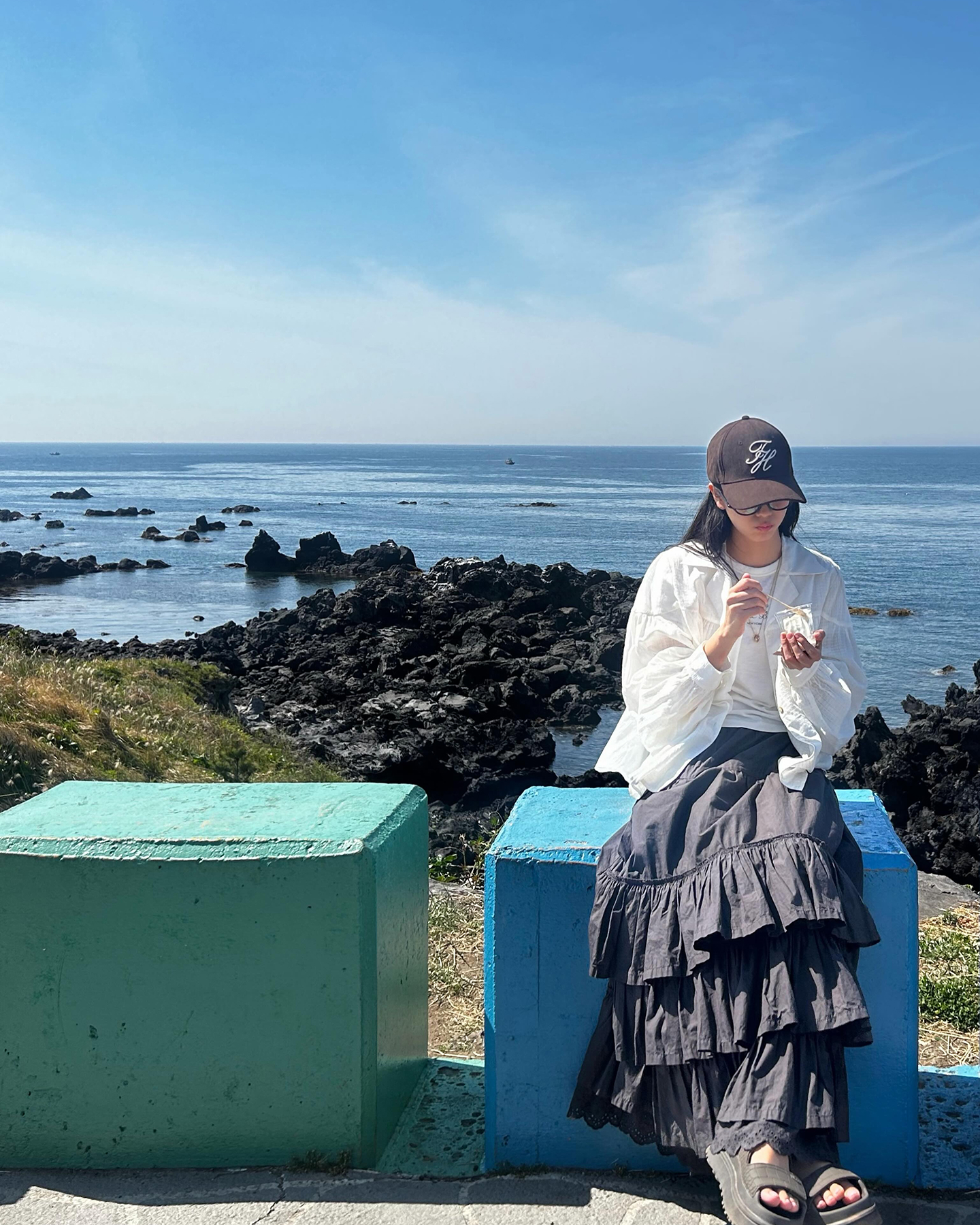 휴가 떠난 지수의 ‘휴가룩’ OOTD 참고🏝️
제주도로 휴가를 떠난 듯한 지수. 편안함을 강조한 휴가룩을 보여줬는데요.
볼캡에 오버사이즈 티셔츠를 매치한 편안한 룩부터 화이트 셔츠와 러플 티어드 롱스커트를 더한 사랑스러운 모습까지! 올여름 휴가룩 이렇게 정했습니다. 이미지4