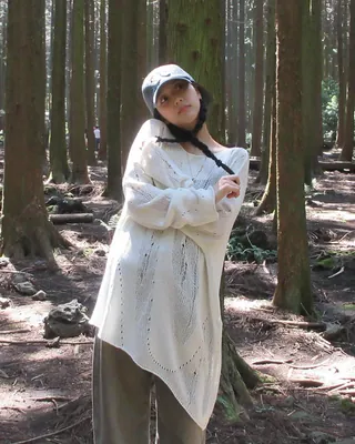 휴가 떠난 지수의 ‘휴가룩’ OOTD 참고🏝️
제주도로 휴가를 떠난 듯한 지수. 편안함을 강조한 휴가룩을 보여줬는데요.
볼캡에 오버사이즈 티셔츠를 매치한 편안한 룩부터 화이트 셔츠와 러플 티어드 롱스커트를 더한 사랑스러운 모습까지! 올여름 휴가룩 이렇게 정했습니다. 이미지