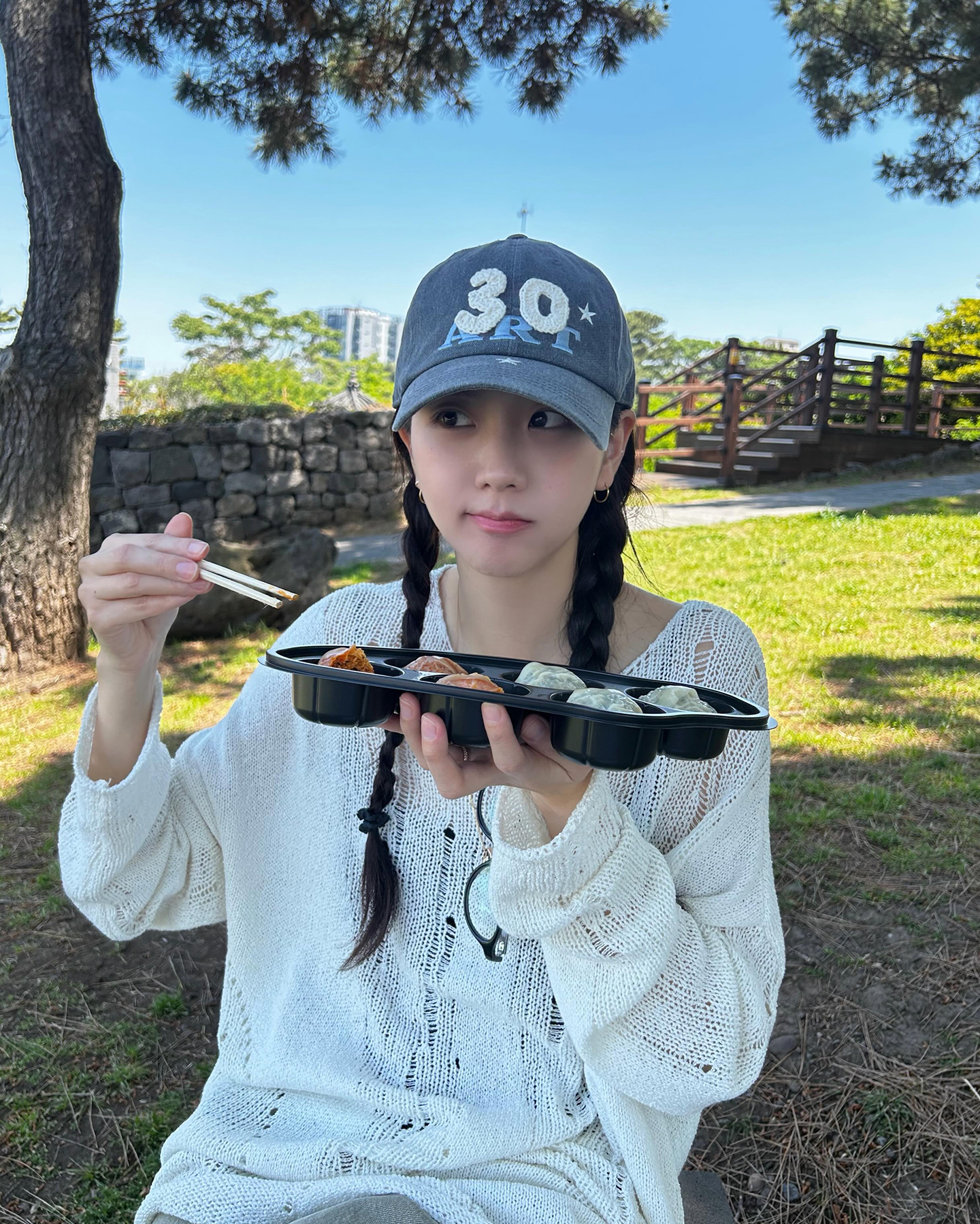 휴가 떠난 지수의 ‘휴가룩’ OOTD 참고🏝️
제주도로 휴가를 떠난 듯한 지수. 편안함을 강조한 휴가룩을 보여줬는데요.
볼캡에 오버사이즈 티셔츠를 매치한 편안한 룩부터 화이트 셔츠와 러플 티어드 롱스커트를 더한 사랑스러운 모습까지! 올여름 휴가룩 이렇게 정했습니다. 이미지3