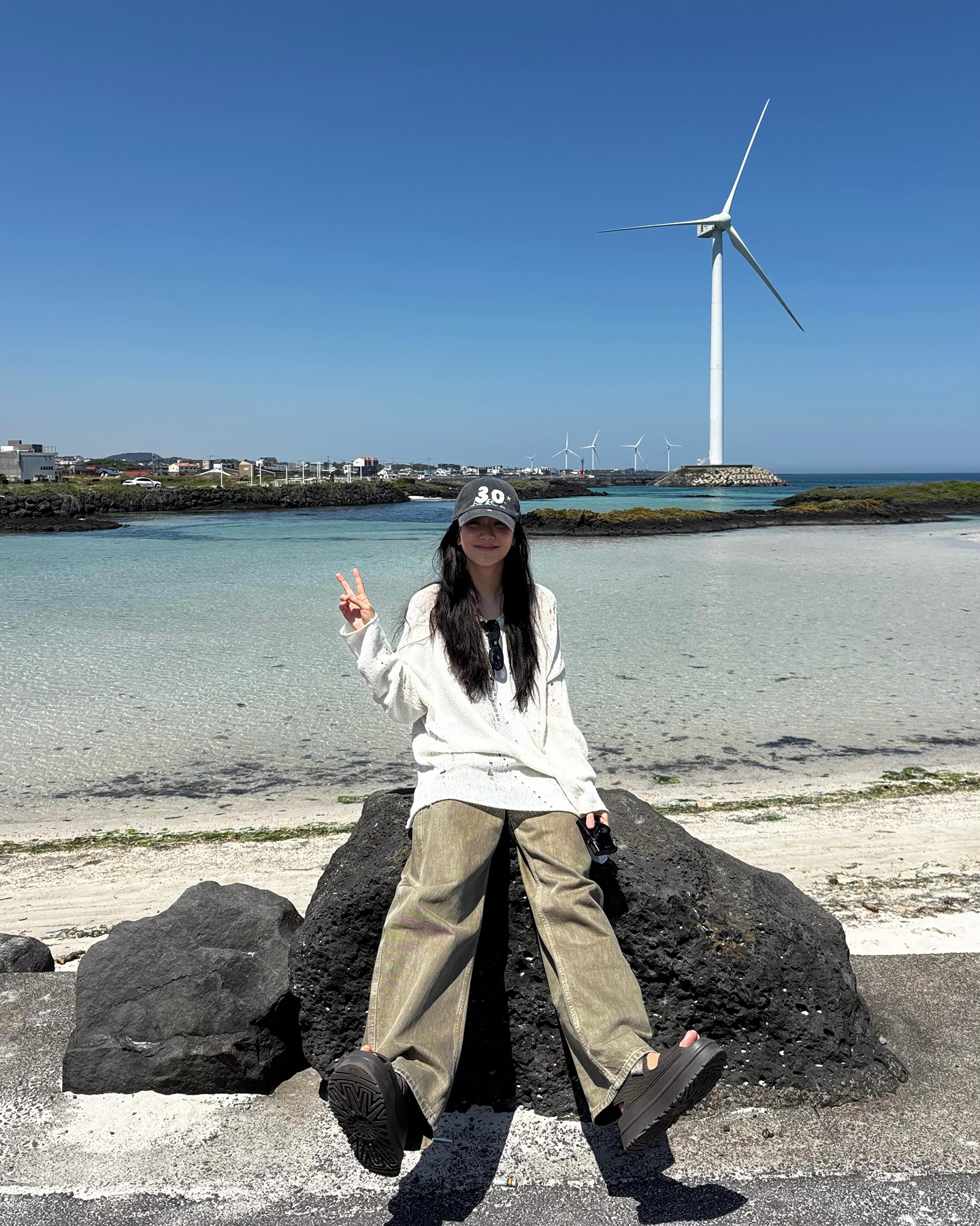 휴가 떠난 지수의 ‘휴가룩’ OOTD 참고🏝️
제주도로 휴가를 떠난 듯한 지수. 편안함을 강조한 휴가룩을 보여줬는데요.
볼캡에 오버사이즈 티셔츠를 매치한 편안한 룩부터 화이트 셔츠와 러플 티어드 롱스커트를 더한 사랑스러운 모습까지! 올여름 휴가룩 이렇게 정했습니다. 이미지10