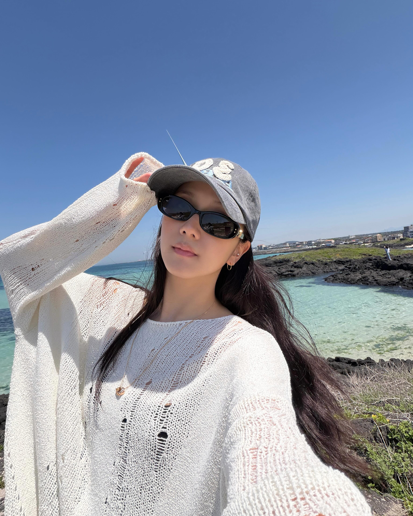 휴가 떠난 지수의 ‘휴가룩’ OOTD 참고🏝️
제주도로 휴가를 떠난 듯한 지수. 편안함을 강조한 휴가룩을 보여줬는데요.
볼캡에 오버사이즈 티셔츠를 매치한 편안한 룩부터 화이트 셔츠와 러플 티어드 롱스커트를 더한 사랑스러운 모습까지! 올여름 휴가룩 이렇게 정했습니다. 이미지6