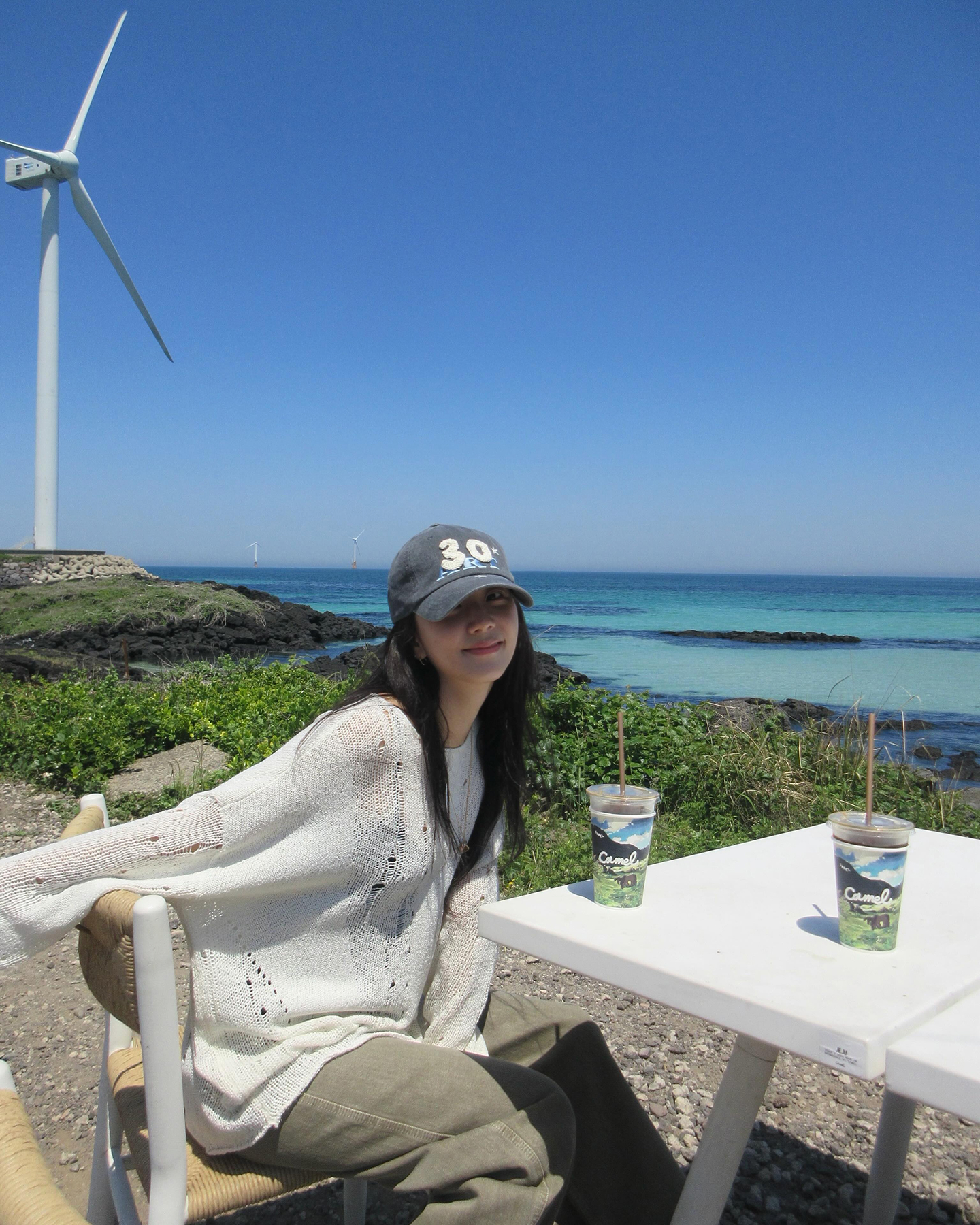 휴가 떠난 지수의 ‘휴가룩’ OOTD 참고🏝️
제주도로 휴가를 떠난 듯한 지수. 편안함을 강조한 휴가룩을 보여줬는데요.
볼캡에 오버사이즈 티셔츠를 매치한 편안한 룩부터 화이트 셔츠와 러플 티어드 롱스커트를 더한 사랑스러운 모습까지! 올여름 휴가룩 이렇게 정했습니다. 이미지9