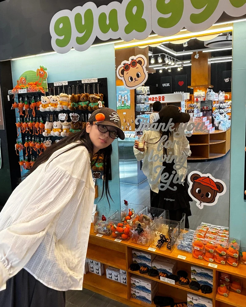휴가 떠난 지수의 ‘휴가룩’ OOTD 참고🏝️
제주도로 휴가를 떠난 듯한 지수. 편안함을 강조한 휴가룩을 보여줬는데요.
볼캡에 오버사이즈 티셔츠를 매치한 편안한 룩부터 화이트 셔츠와 러플 티어드 롱스커트를 더한 사랑스러운 모습까지! 올여름 휴가룩 이렇게 정했습니다. 이미지2