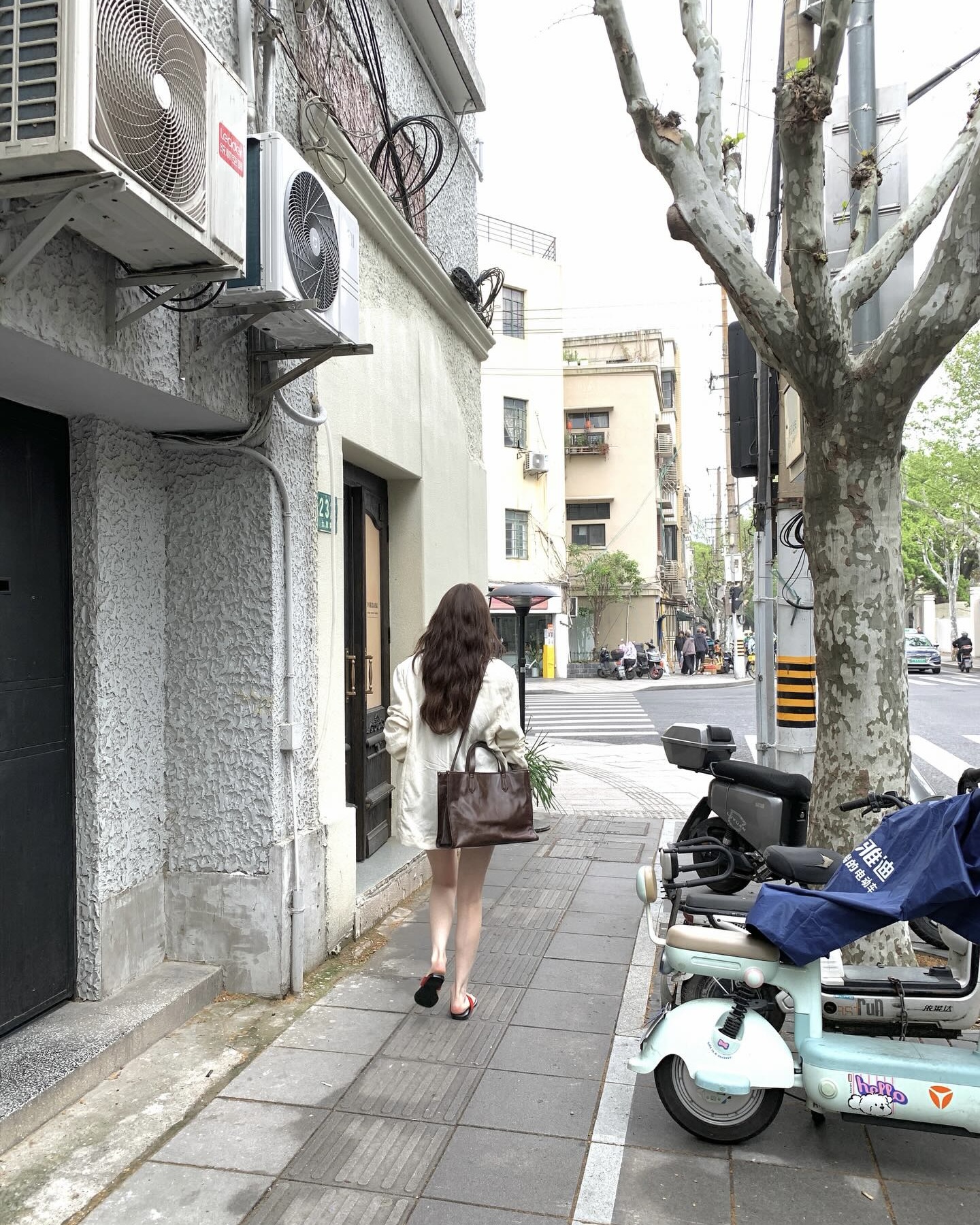 자라에서 찾은 더로우 무드🖤
여름에 가장 손이 자주 가는 슈즈, 바로 플립플롭이죠. 자라에서 나온 레더 플랫 샌들은 블랙에 레드 스트랩이 더해진 디자인으로, 심플한 룩에도 확실한 포인트가 되어주는데요.
데님 쇼츠나 미니 스커트에 가볍게 매치해보세요. 더로우 특유의 미니멀한 플립플롭 무드가 떠오르면서도 가격은 7만 원대로 부담이 적어, 올여름 데일리 샌들로 참고하기 좋겠습니다.
- 자라 레더 플랫 샌들, 7만 원대 이미지7