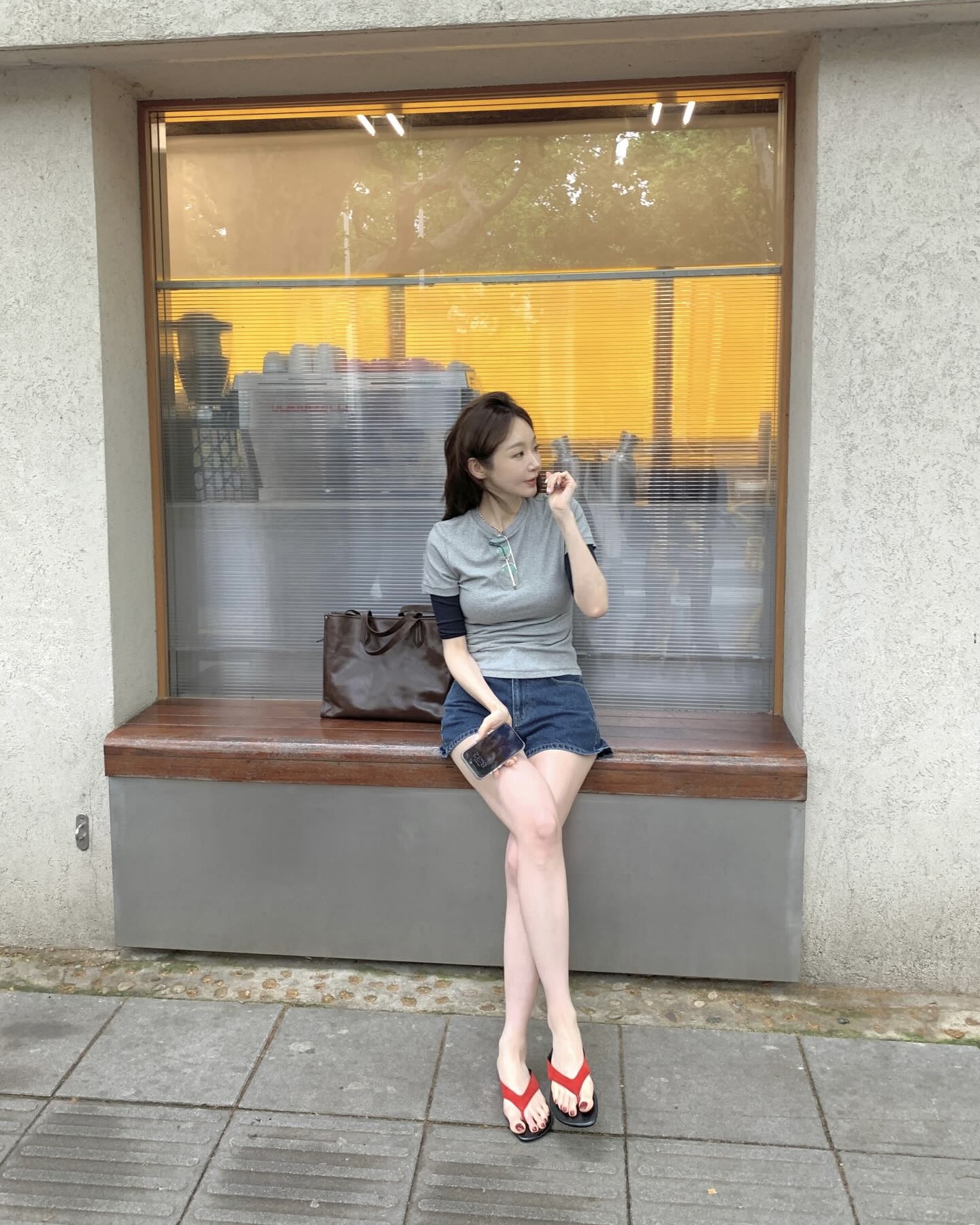 자라에서 찾은 더로우 무드🖤
여름에 가장 손이 자주 가는 슈즈, 바로 플립플롭이죠. 자라에서 나온 레더 플랫 샌들은 블랙에 레드 스트랩이 더해진 디자인으로, 심플한 룩에도 확실한 포인트가 되어주는데요.
데님 쇼츠나 미니 스커트에 가볍게 매치해보세요. 더로우 특유의 미니멀한 플립플롭 무드가 떠오르면서도 가격은 7만 원대로 부담이 적어, 올여름 데일리 샌들로 참고하기 좋겠습니다.
- 자라 레더 플랫 샌들, 7만 원대 이미지6