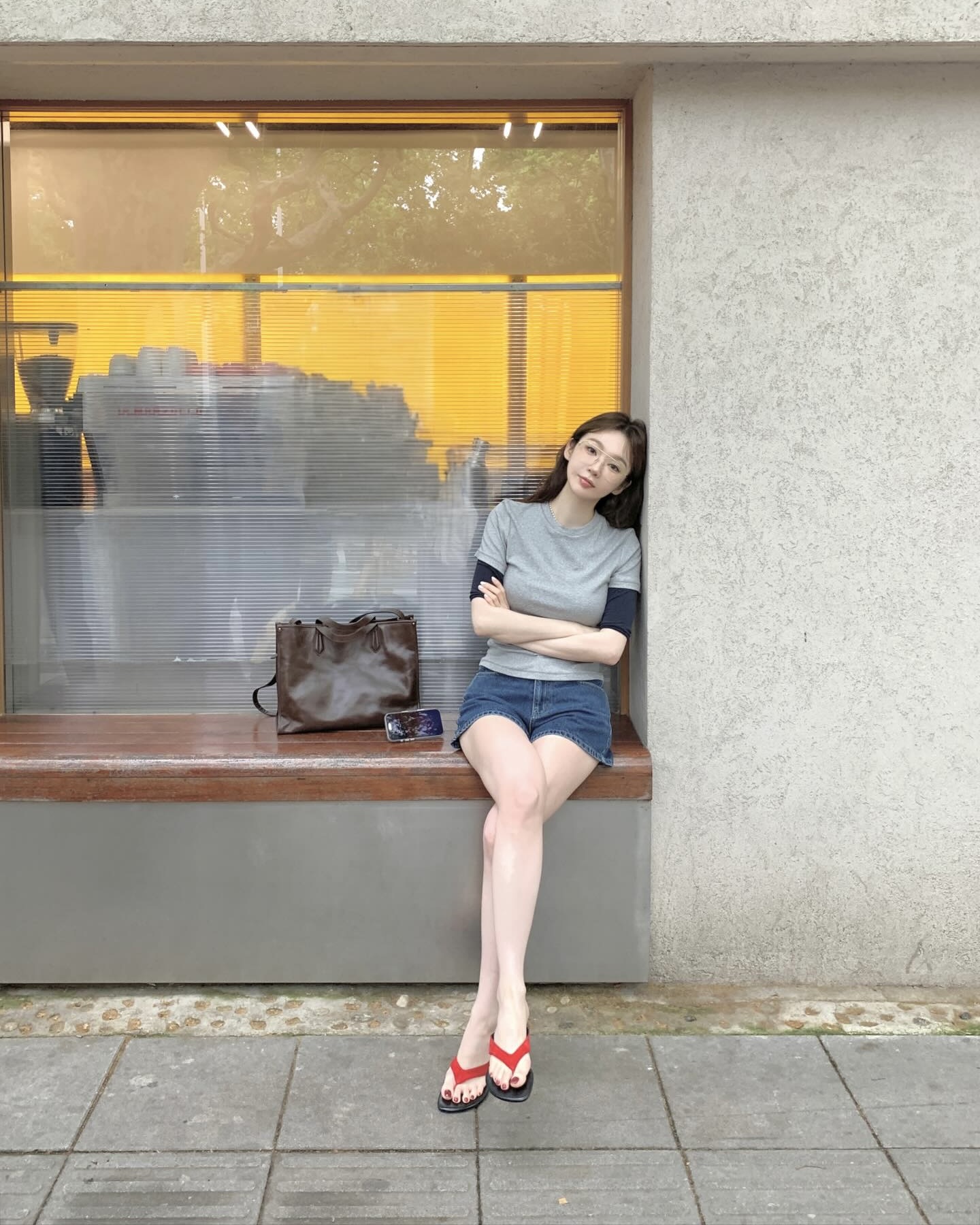 자라에서 찾은 더로우 무드🖤
여름에 가장 손이 자주 가는 슈즈, 바로 플립플롭이죠. 자라에서 나온 레더 플랫 샌들은 블랙에 레드 스트랩이 더해진 디자인으로, 심플한 룩에도 확실한 포인트가 되어주는데요.
데님 쇼츠나 미니 스커트에 가볍게 매치해보세요. 더로우 특유의 미니멀한 플립플롭 무드가 떠오르면서도 가격은 7만 원대로 부담이 적어, 올여름 데일리 샌들로 참고하기 좋겠습니다.
- 자라 레더 플랫 샌들, 7만 원대 이미지2