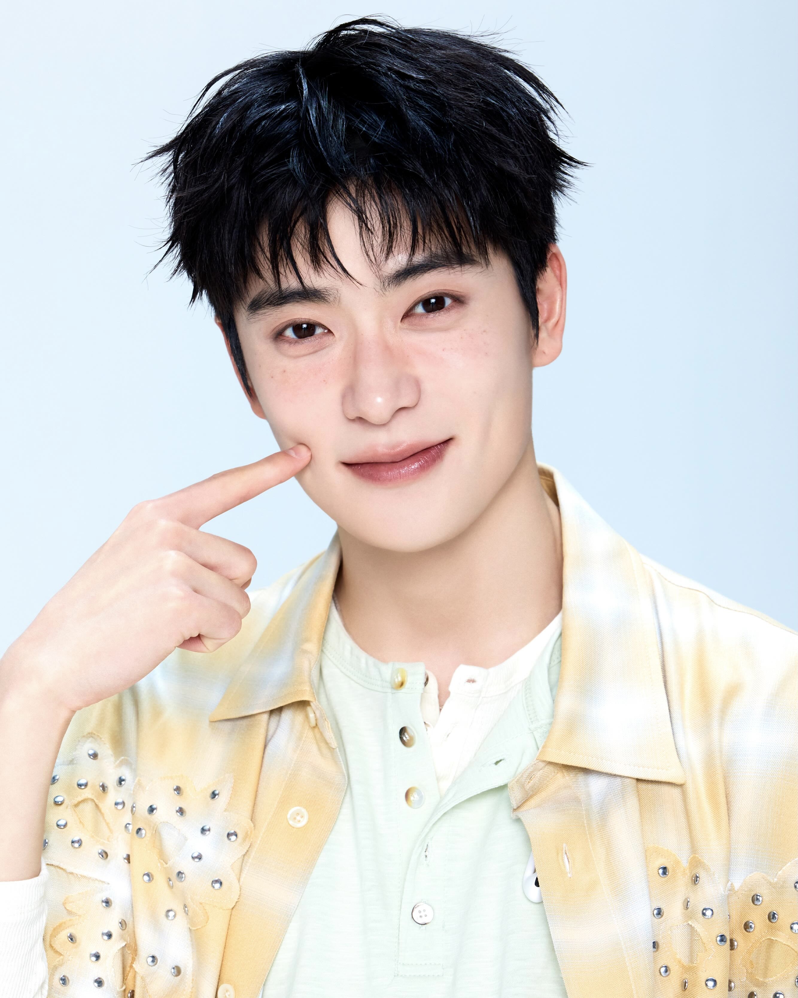엄마가 모르셔서 그렇지
요즘 셀럽들은 블러셔를 코에도 발라요👀
요즘 셀럽들 메이크업에서 자주 보이는 포인트는 바로 콧잔등 블러셔입니다. 볼 위쪽에서 콧잔등까지 블러셔를 자연스럽게 이어 바르는 메이크업으로, 해외에서는 ‘sunburn blush'로 불리며 햇빛에 살짝 그을린 듯한 생기 있는 무드를 연출할 때 자주 쓰이는데요.
콧잔등에 블러셔를 얹으면 시선이 얼굴 중앙에 수평으로 이어져 중안부가 짧아 보이는 효과도 기대할 수 있죠. 볼에 남은 양을 콧잔등에 가볍게 쓸어주듯 연결하면 과하지 않으면서도 어려 보이고 사랑스러운 분위기를 완성할 수 있습니다. 이미지4