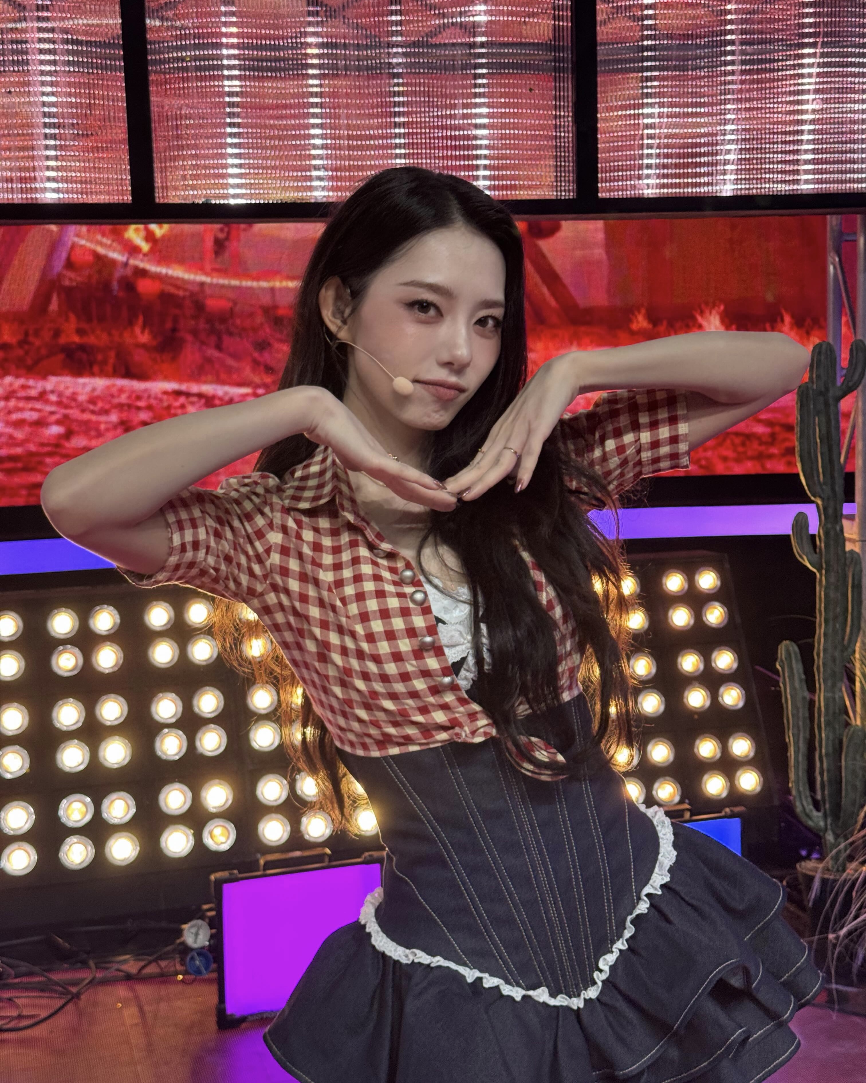 그 시절 우리가 사랑한 IOI🥹
그냥 평생 아이오아이 해주라🌸🤍
아이오아이가 10주년을 기념해 다시 한자리에 모였습니다. 2016년 데뷔해 이렇게 완전체에 가까운 조합을 다시 보는 것만으로도 반가운데요.
벌써 10년이라는 시간이 흘렀다는 게 믿기지 않을 만큼 여전히 그 시절 분위기 그대로죠. 한 번만 더 하자는 말로는 부족하고, 앞으로도 계속 아이오아이 해줬으면 하는 마음입니다. 이미지8