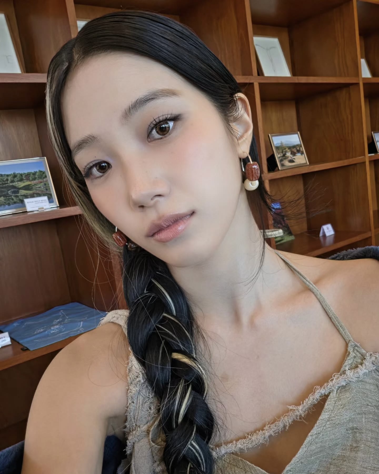 엄마가 모르셔서 그렇지
요즘 셀럽들은 블러셔를 코에도 발라요👀
요즘 셀럽들 메이크업에서 자주 보이는 포인트는 바로 콧잔등 블러셔입니다. 볼 위쪽에서 콧잔등까지 블러셔를 자연스럽게 이어 바르는 메이크업으로, 해외에서는 ‘sunburn blush'로 불리며 햇빛에 살짝 그을린 듯한 생기 있는 무드를 연출할 때 자주 쓰이는데요.
콧잔등에 블러셔를 얹으면 시선이 얼굴 중앙에 수평으로 이어져 중안부가 짧아 보이는 효과도 기대할 수 있죠. 볼에 남은 양을 콧잔등에 가볍게 쓸어주듯 연결하면 과하지 않으면서도 어려 보이고 사랑스러운 분위기를 완성할 수 있습니다. 이미지6