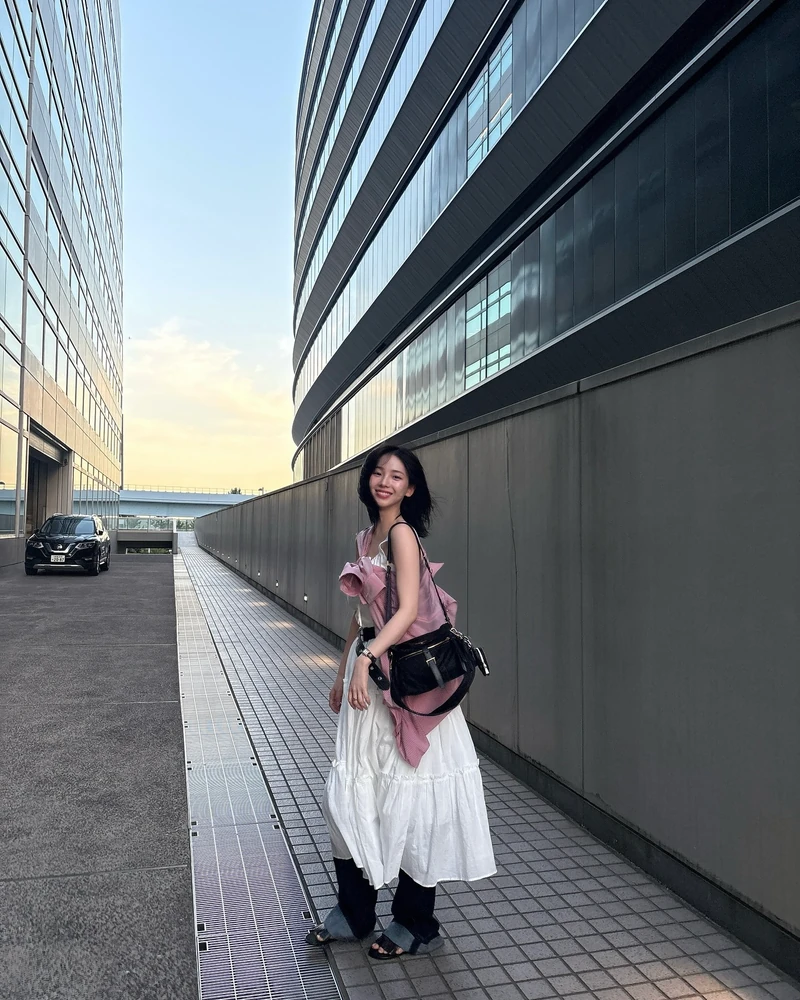 여름엔 결국 화이트스커트야🦢
가볍고 시원하게 입기 좋은 여름 스커트 코디🫧🤍 이미지2