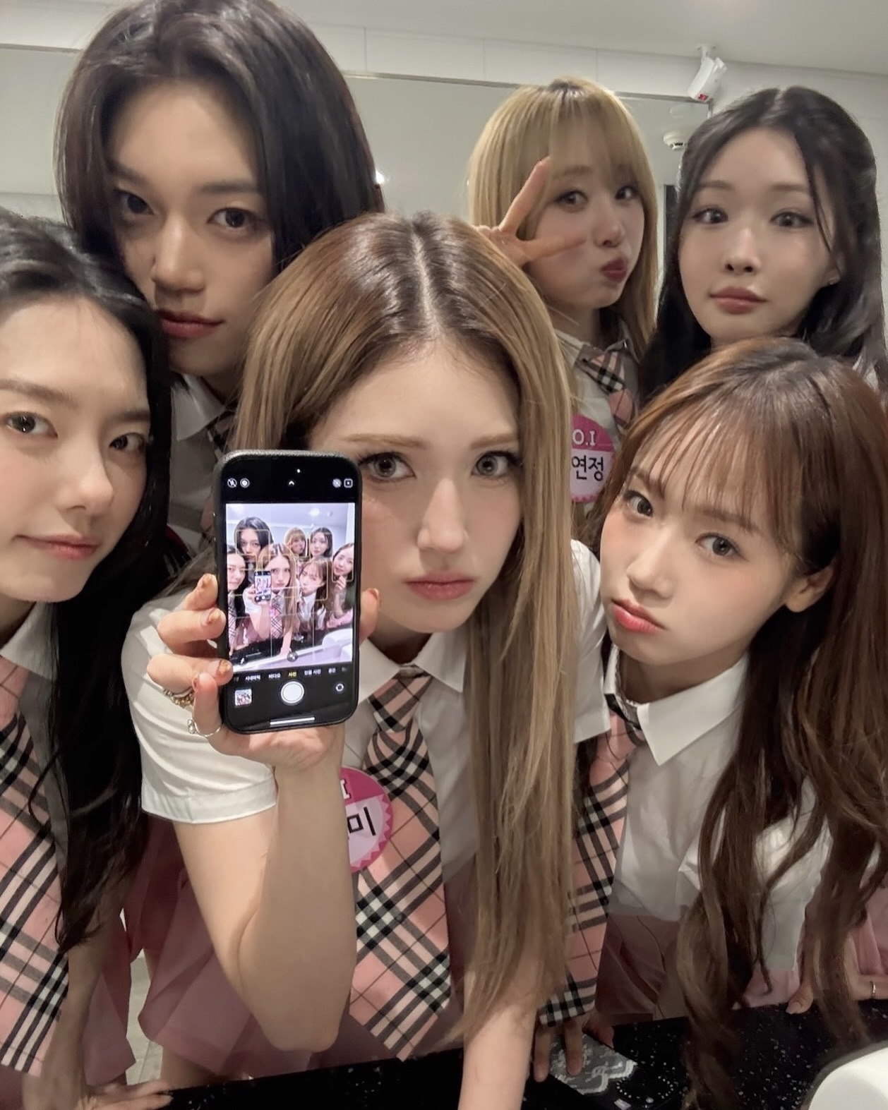 그 시절 우리가 사랑한 IOI🥹
그냥 평생 아이오아이 해주라🌸🤍
아이오아이가 10주년을 기념해 다시 한자리에 모였습니다. 2016년 데뷔해 이렇게 완전체에 가까운 조합을 다시 보는 것만으로도 반가운데요.
벌써 10년이라는 시간이 흘렀다는 게 믿기지 않을 만큼 여전히 그 시절 분위기 그대로죠. 한 번만 더 하자는 말로는 부족하고, 앞으로도 계속 아이오아이 해줬으면 하는 마음입니다. 이미지6