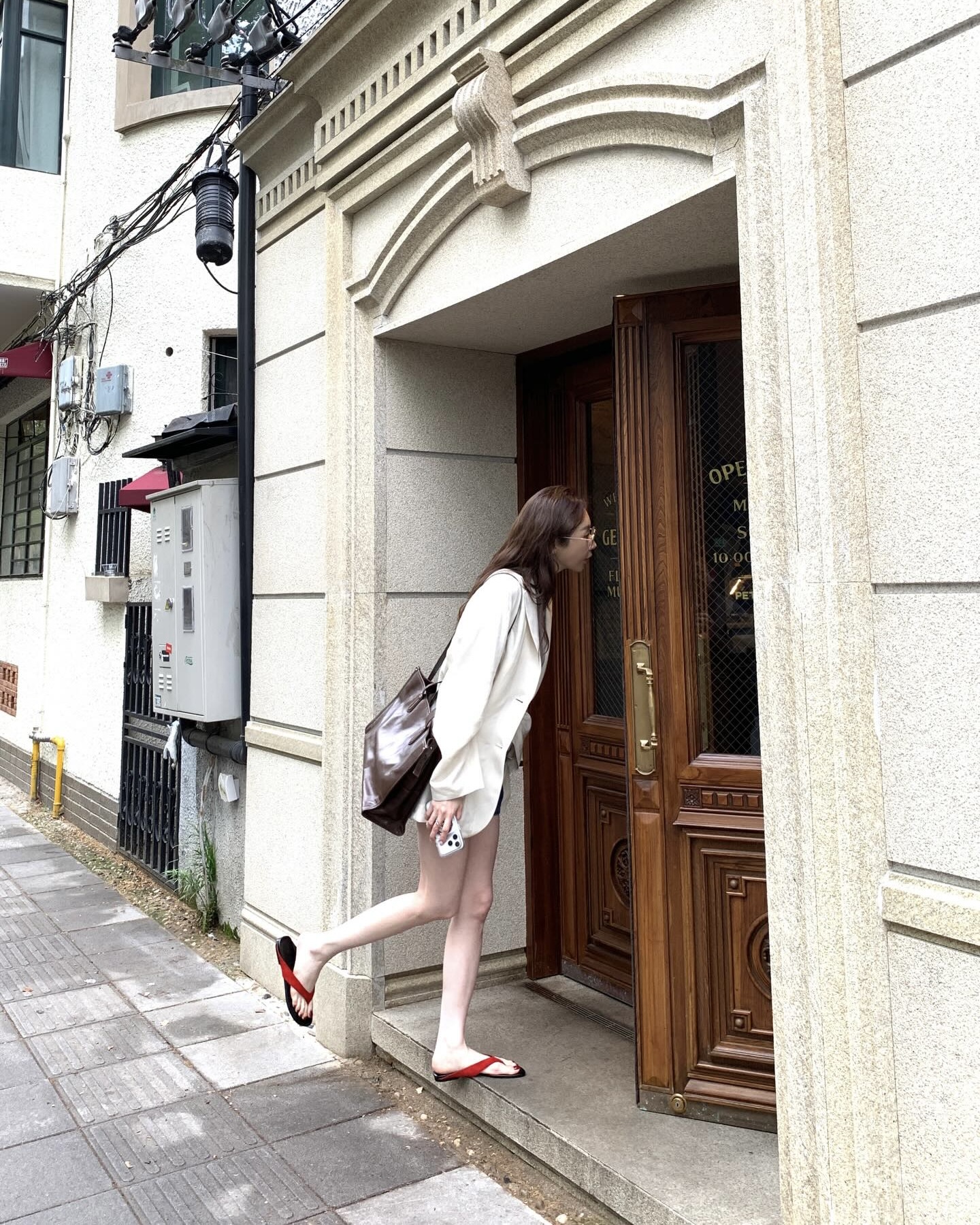 자라에서 찾은 더로우 무드🖤
여름에 가장 손이 자주 가는 슈즈, 바로 플립플롭이죠. 자라에서 나온 레더 플랫 샌들은 블랙에 레드 스트랩이 더해진 디자인으로, 심플한 룩에도 확실한 포인트가 되어주는데요.
데님 쇼츠나 미니 스커트에 가볍게 매치해보세요. 더로우 특유의 미니멀한 플립플롭 무드가 떠오르면서도 가격은 7만 원대로 부담이 적어, 올여름 데일리 샌들로 참고하기 좋겠습니다.
- 자라 레더 플랫 샌들, 7만 원대 이미지3