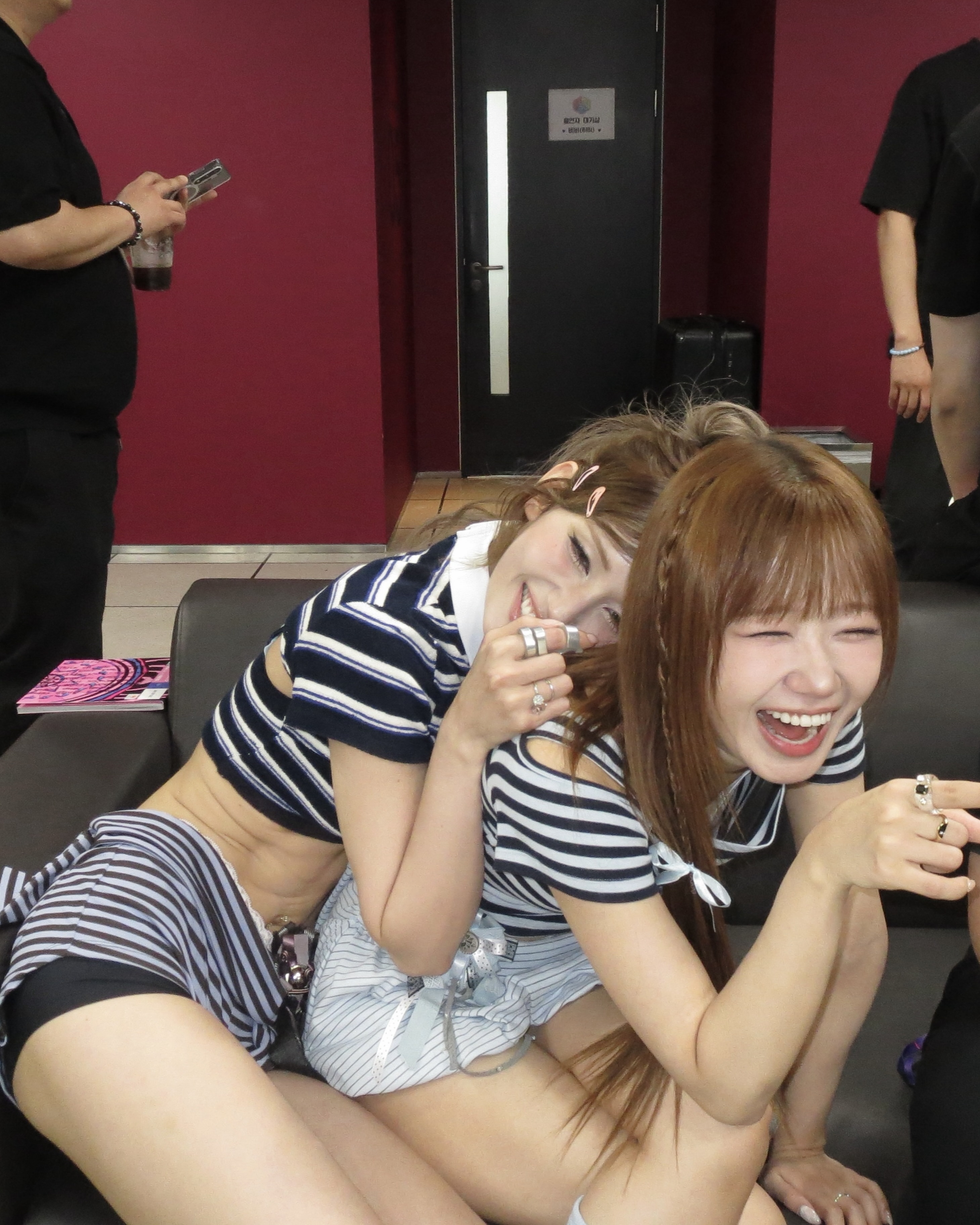 그 시절 우리가 사랑한 IOI🥹
그냥 평생 아이오아이 해주라🌸🤍
아이오아이가 10주년을 기념해 다시 한자리에 모였습니다. 2016년 데뷔해 이렇게 완전체에 가까운 조합을 다시 보는 것만으로도 반가운데요.
벌써 10년이라는 시간이 흘렀다는 게 믿기지 않을 만큼 여전히 그 시절 분위기 그대로죠. 한 번만 더 하자는 말로는 부족하고, 앞으로도 계속 아이오아이 해줬으면 하는 마음입니다. 이미지4