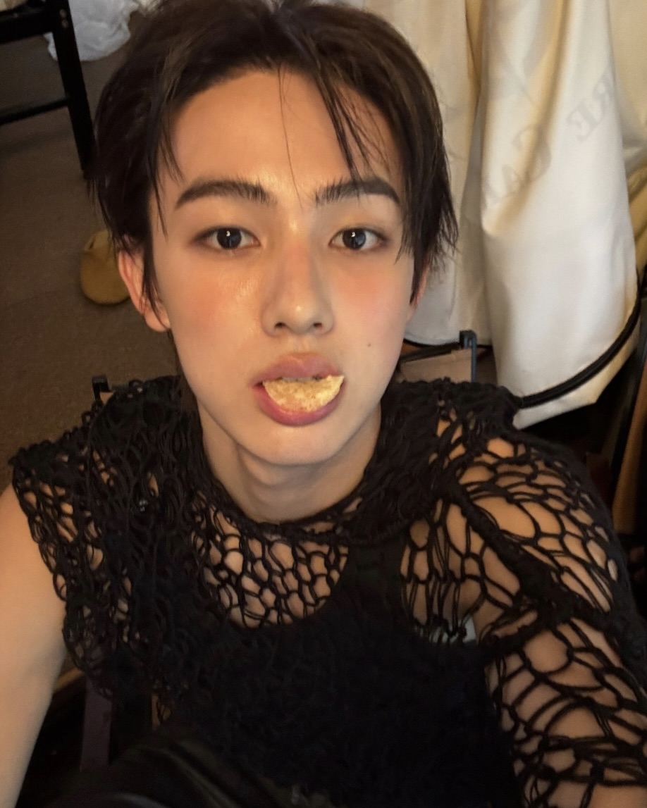 엄마가 모르셔서 그렇지
요즘 셀럽들은 블러셔를 코에도 발라요👀
요즘 셀럽들 메이크업에서 자주 보이는 포인트는 바로 콧잔등 블러셔입니다. 볼 위쪽에서 콧잔등까지 블러셔를 자연스럽게 이어 바르는 메이크업으로, 해외에서는 ‘sunburn blush'로 불리며 햇빛에 살짝 그을린 듯한 생기 있는 무드를 연출할 때 자주 쓰이는데요.
콧잔등에 블러셔를 얹으면 시선이 얼굴 중앙에 수평으로 이어져 중안부가 짧아 보이는 효과도 기대할 수 있죠. 볼에 남은 양을 콧잔등에 가볍게 쓸어주듯 연결하면 과하지 않으면서도 어려 보이고 사랑스러운 분위기를 완성할 수 있습니다. 이미지2