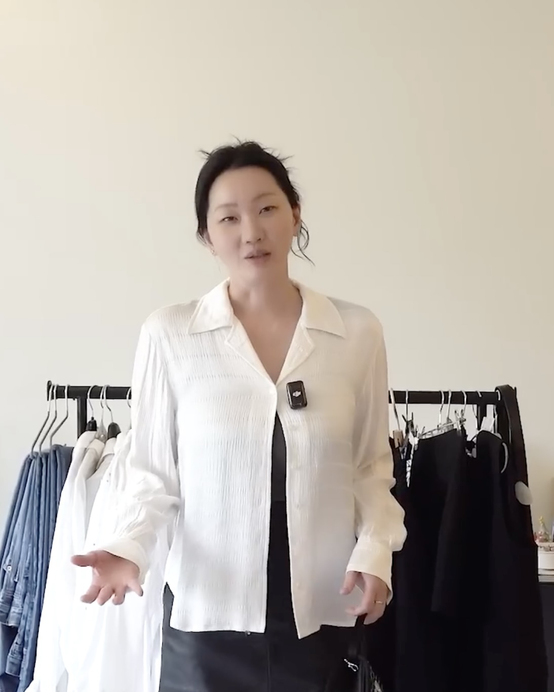 화이트셔츠 입을 때 이것만 기억해💡🤍 데일리에 적용하기 쉬운 화이트 셔츠 코디법, 지금 바로 소개해드릴게요. 1. 데이트룩 코디 핏한 화이트 셔츠에 블랙 미니 스커트를 매치하고, 메리제인 슈즈를 더해 여리한 데이트룩을 완성할 수 있습니다. 2. 클래식룩 데님 팬츠에 화이트 셔츠를 넣어 입으면 깔끔하고 클래식한 데일리룩을 완성할 수 있습니다. 3. 소프트한 루즈핏 화이트 나시를 이너로 매치해 편안한 무드의 루즈핏 스타일링을 완성할 수 있습니다. 4. 옆트임 핏 소매를 가볍게 접어주면 답답하지 않은 실루엣을 만들 수 있습니다. 이미지