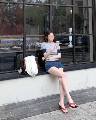 자라에서 찾은 더로우 무드🖤
여름에 가장 손이 자주 가는 슈즈, 바로 플립플롭이죠. 자라에서 나온 레더 플랫 샌들은 블랙에 레드 스트랩이 더해진 디자인으로, 심플한 룩에도 확실한 포인트가 되어주는데요.
데님 쇼츠나 미니 스커트에 가볍게 매치해보세요. 더로우 특유의 미니멀한 플립플롭 무드가 떠오르면서도 가격은 7만 원대로 부담이 적어, 올여름 데일리 샌들로 참고하기 좋겠습니다.
- 자라 레더 플랫 샌들, 7만 원대 이미지