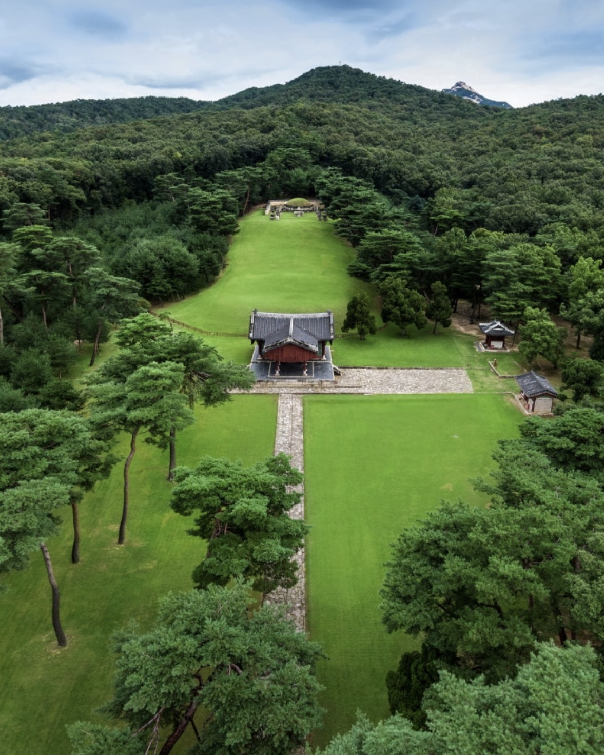 궁능 무료 개방 확대 🌱 정부의 '문화가 있는 날' 정책이 매주 수요일로 확대됨에 따라, 국가유산청 궁능유적본부가 아름다운 우리의 고궁과 왕릉을 국민에게 단계적으로 무료 개방합니다. 기존 매달 마지막 주 수요일에만 한정되었던 무료 관람 혜택이 매주 수요일로 전격 확대되면서, 바쁜 일상 속 직장인들에게 더 자주, 더 가까이 쉼표를 건넬 예정입니다. 궁능유적본부는 관람객 증가에 대비해 안전관리와 관람로 정비, 현장 매표 시스템 보완 등 쾌적한 환경을 위한 만반의 준비를 마쳤다고 전했습니다. 수요일 오후, 소중한 사람과 함께 은근슬쩍 반차를 쓰고 초록빛 가득한 궁궐 산책길을 걸어보는 건 어떨까요? 이미지