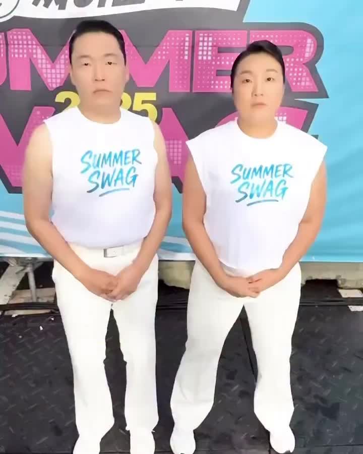 오늘 정오만 기다리실게요🩵 나 흠뻑쇼 갈 준비만 하면 되는거지?🔫 싸이가 공식 계정에 “5/27일 낮 12시에 중요한 정보를 알려드리겠다”는 예고를 남겼습니다. 시기상 흠뻑쇼나 여름 공연 관련 공지일 가능성이 있어 보이는데요. 과연 오늘 12시에 공개될 소식은 무엇일지, 싸이 공식 계정을 통해 확인해보세요. 이미지