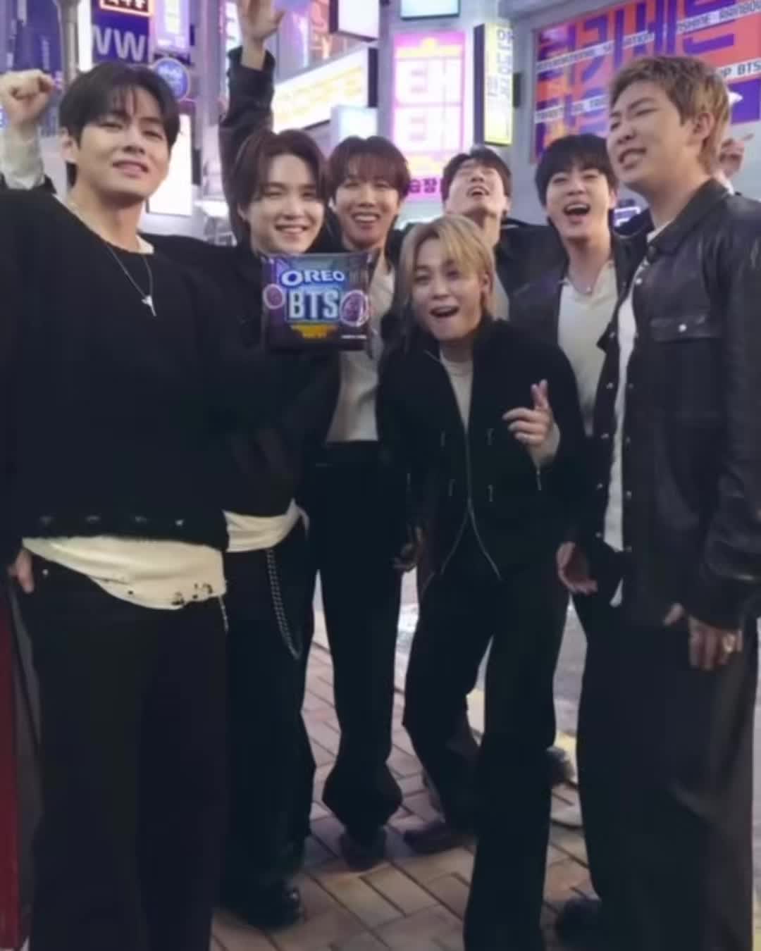 오레오 X BTS 한정판 쿠키가 어제 공개됐습니다.💜 BTS 오레오는 호떡에서 영감을 받아 브라운슈가 맛 크림에 보라색 웨이퍼가 특징입니다. 특히 쿠키에는 BTS가 직접 디자인한 13가지 엠보싱 무늬가 새겨져 있다고 하는데요. 멤버 이름, BTS 응원봉, 그리고 팬들을 위한 숨겨진 메시지가 쿠키 3개에 나뉘어 담겨 있습니다. 한편 BTS 오레오는 6월 1일 온라인 선판매, 6월 8일 매장 출시로 80개국 동시 발매 예정입니다. 호떡 맛 오레오, 출시까지 기다려볼게요. 이미지