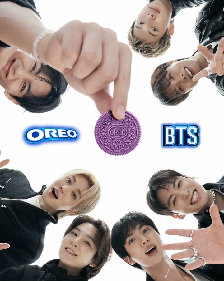 오레오 X BTS 한정판 쿠키가 어제 공개됐습니다.💜 BTS 오레오는 호떡에서 영감을 받아 브라운슈가 맛 크림에 보라색 웨이퍼가 특징입니다.
특히 쿠키에는 BTS가 직접 디자인한 13가지 엠보싱 무늬가 새겨져 있다고 하는데요. 멤버 이름, BTS 응원봉, 그리고 팬들을 위한 숨겨진 메시지가 쿠키 3개에 나뉘어 담겨 있습니다.
한편 BTS 오레오는 6월 1일 온라인 선판매, 6월 8일 매장 출시로 80개국 동시 발매 예정입니다.
호떡 맛 오레오, 출시까지 기다려볼게요. 이미지6