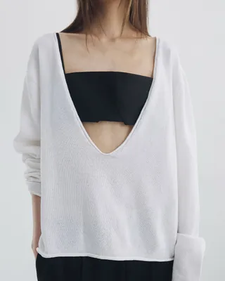 여름에도 긴팔만 입는다면, 찾았다. 올해의 살안타템 5.
여름이라고 무조건 덜어내기보다, 은은하게 비치는 시어한 텍스처로 피부를 보호하고 추위를 피할 방법!
자외선은 막아주고 쿨한 무드는 더해줄 디자이너 브랜드의 얇고 가벼운 롱 슬리브 레이어드 아이템 5가지를 소개합니다.
1. vetwoman, Pullover Deep V-Neck Knit, 168,000원
2. LFM, Sheer Button Cardigan, 198,000원
3. NOTHINGEVERYTHING, SHEER LONG SLEEVE TOP IN HEATHER, 89,000원
4. LFM, Bound Neck Knit, 189,000원
5. hwae, DEEP V NECK T-SHIRT, 58,000원
단독으로 가볍게 걸치거나 튜브탑, 나시 위에 무심하게 레이어드해 보세요! 한여름 실내 에어컨 바람부터 야외의 뜨거운 햇볕까지 해결해 줄 트렌디한 제품들. 스크랩해 두고 이번 여름 위시리스트에 추가하기. 💸 이미지