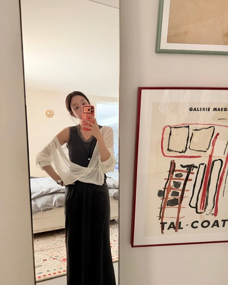 려원언니 여름 드레스룩🩶🤍배워요!
편안하고 예쁜 무드 맥시드레스👗 우리가 뭔지 찾았던 그 아이템
여름에 참고하기 좋은 정려원 언니, 일상 드레스룩 정보에요.
최근 정려원이 일상 속 드레스는 루에브르 드레이프 슬리브리스 맥시 드레스로, 화이트 시어 져지 드레이프 가디건을 살짝 걸쳤어요. 같은 원피스에 그레이 가디건도 톤온톤으로 잘 어울립니다.
사실 고급 포인트는 시어 져지 드레이프 트위스트 가디건입니다. 가볍고 시원한 터치감에 여밈 방식에 따라 다양한 실루엣을 연출할 수 있어, 숄더백 하나면 시티 오피스 룩으로도 풀려요. 한 벌로 두 가지 룩, 올여름 이 조합 참고하세요.
• 루에브르 드레이프드 슬리브리스 맥시 드레스
• 루에브르 시어 져지 드레이프 가디건 이미지2