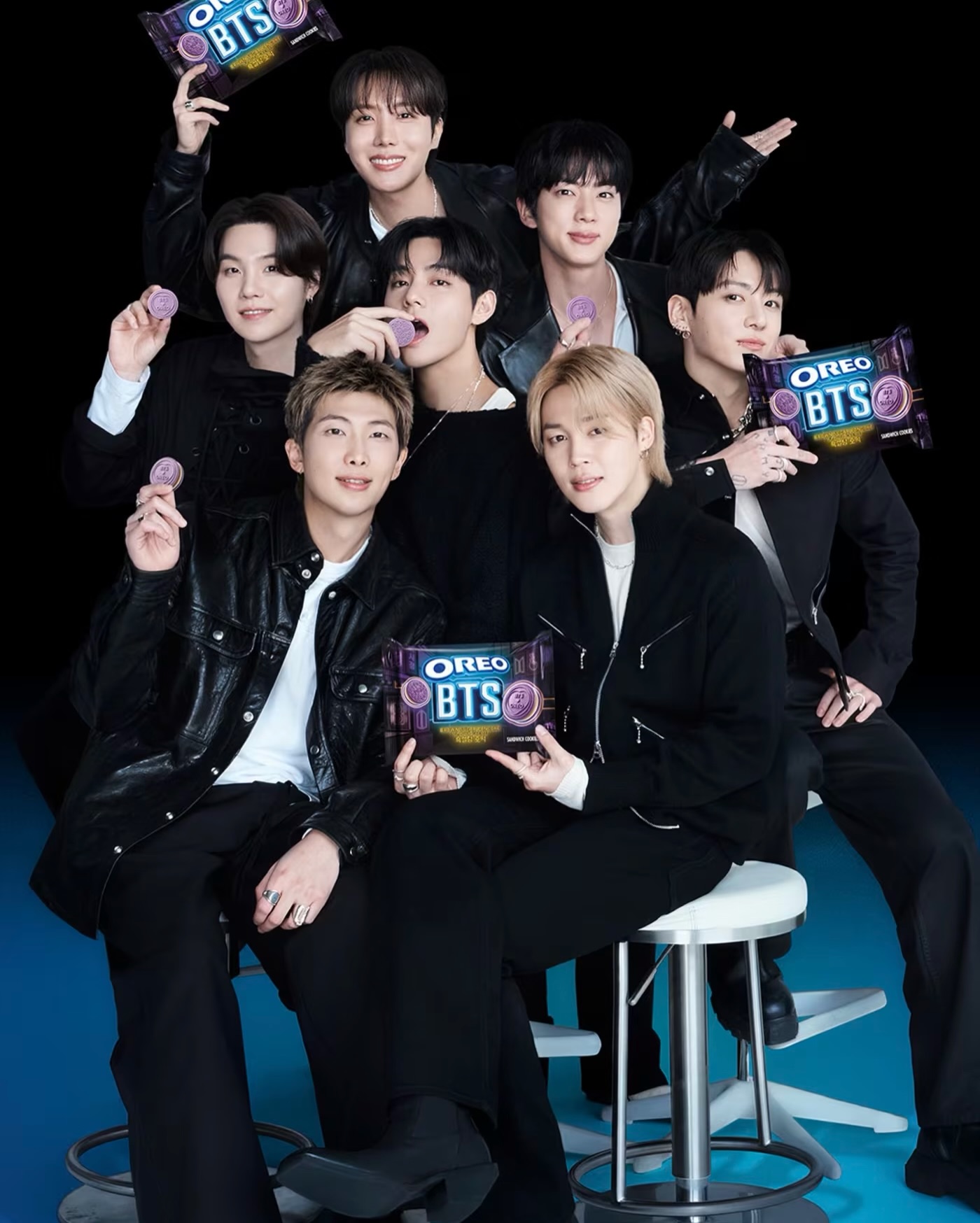 오레오 X BTS 한정판 쿠키가 어제 공개됐습니다.💜 BTS 오레오는 호떡에서 영감을 받아 브라운슈가 맛 크림에 보라색 웨이퍼가 특징입니다.
특히 쿠키에는 BTS가 직접 디자인한 13가지 엠보싱 무늬가 새겨져 있다고 하는데요. 멤버 이름, BTS 응원봉, 그리고 팬들을 위한 숨겨진 메시지가 쿠키 3개에 나뉘어 담겨 있습니다.
한편 BTS 오레오는 6월 1일 온라인 선판매, 6월 8일 매장 출시로 80개국 동시 발매 예정입니다.
호떡 맛 오레오, 출시까지 기다려볼게요. 이미지2