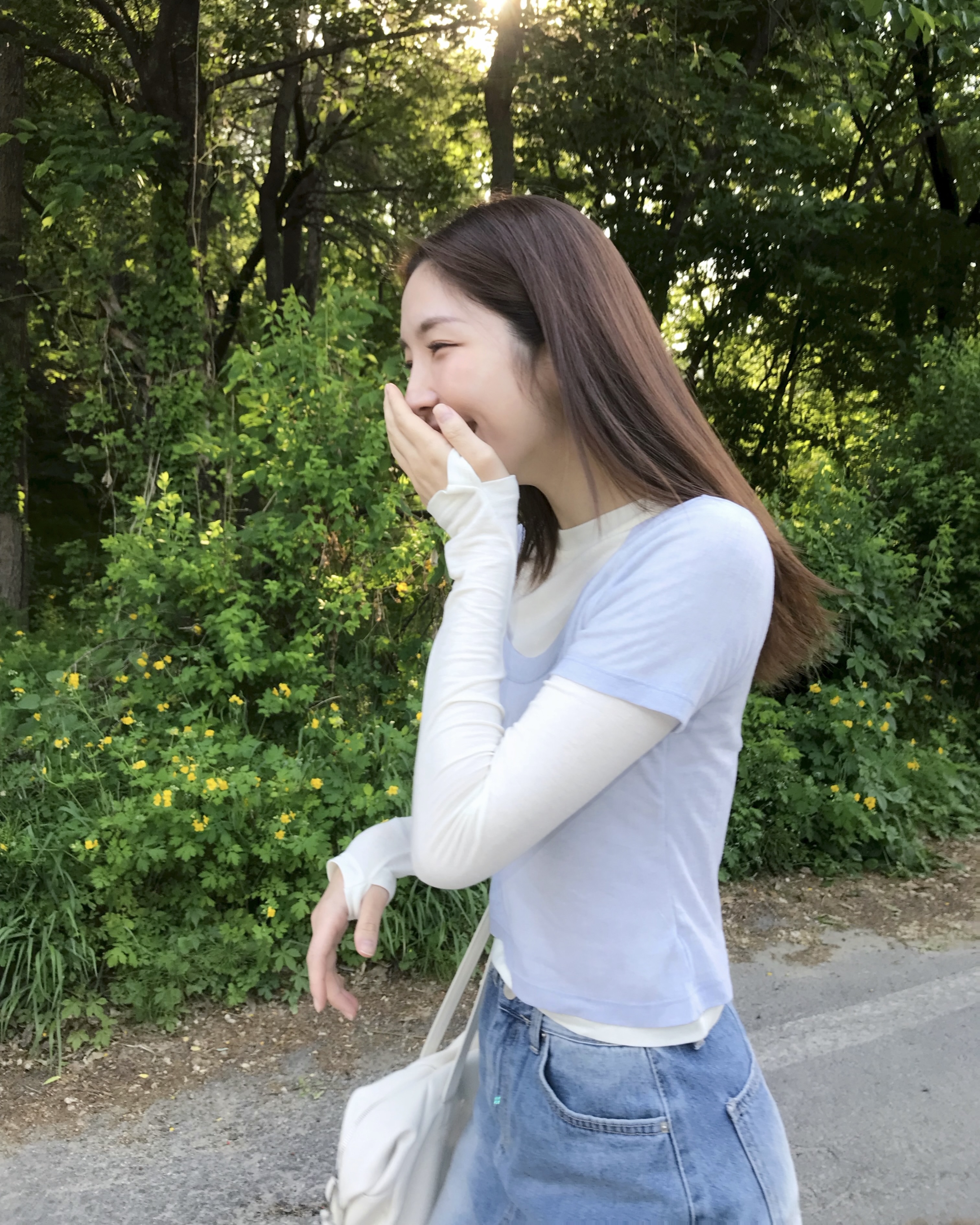 누구나 하나쯤은 있는 무지티🤍
이렇게만 활용해보세요👚🪽
1. 가디건
얇은 가디건을 어깨에 걸치면 기본 반팔티에 포인트가 됩니다. 컬러 가디건을 선택해 포인트 아이템처럼 활용해보세요.
2. 레이어드
슬리브리스나 얇은 긴팔 함께 입으면 밋밋해 보일 수 있는 무지티에 자연스럽게 포인트를 줄 수 있습니다.
3. 단독
무지티 하나만 입을 때는 목걸이, 선글라스, 벨트 같은 작은 액세서리를 더해보세요. 심플한 룩일수록 디테일이 살아나 전체적인 완성도가 높아집니다. 이미지4