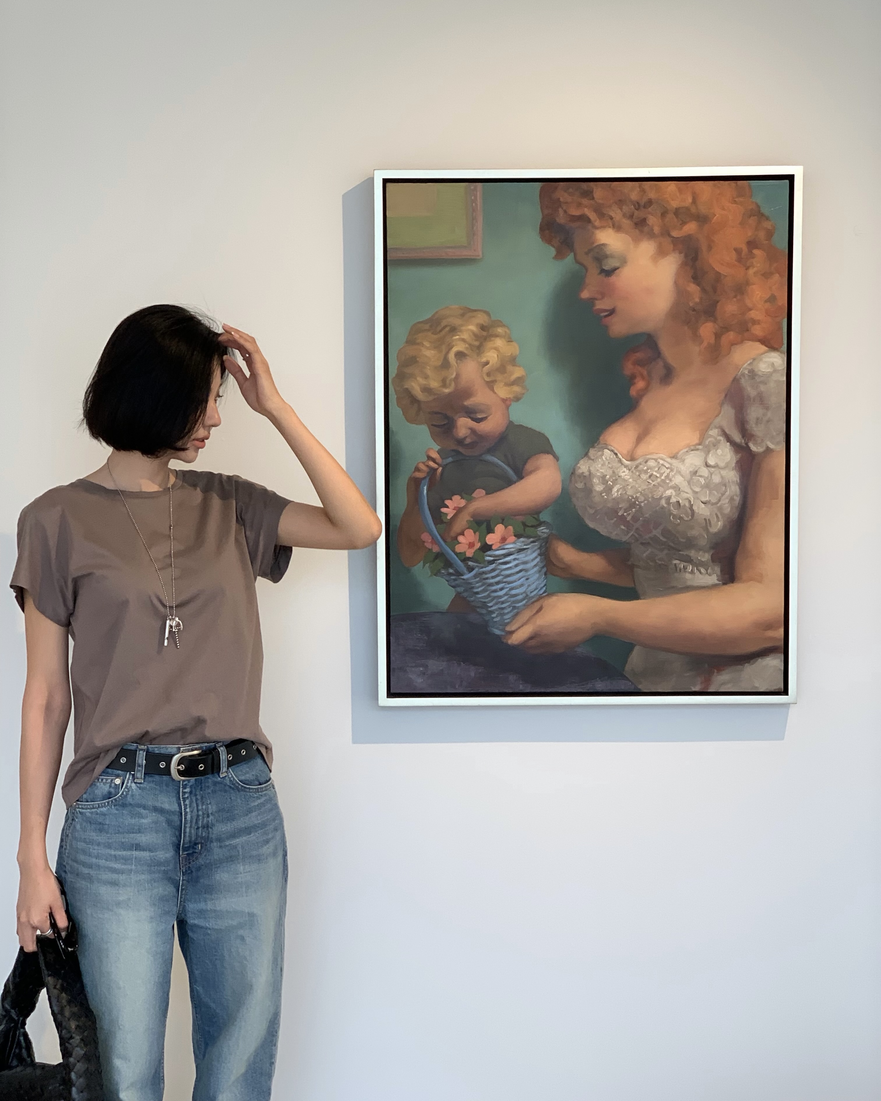 누구나 하나쯤은 있는 무지티🤍
이렇게만 활용해보세요👚🪽
1. 가디건
얇은 가디건을 어깨에 걸치면 기본 반팔티에 포인트가 됩니다. 컬러 가디건을 선택해 포인트 아이템처럼 활용해보세요.
2. 레이어드
슬리브리스나 얇은 긴팔 함께 입으면 밋밋해 보일 수 있는 무지티에 자연스럽게 포인트를 줄 수 있습니다.
3. 단독
무지티 하나만 입을 때는 목걸이, 선글라스, 벨트 같은 작은 액세서리를 더해보세요. 심플한 룩일수록 디테일이 살아나 전체적인 완성도가 높아집니다. 이미지6