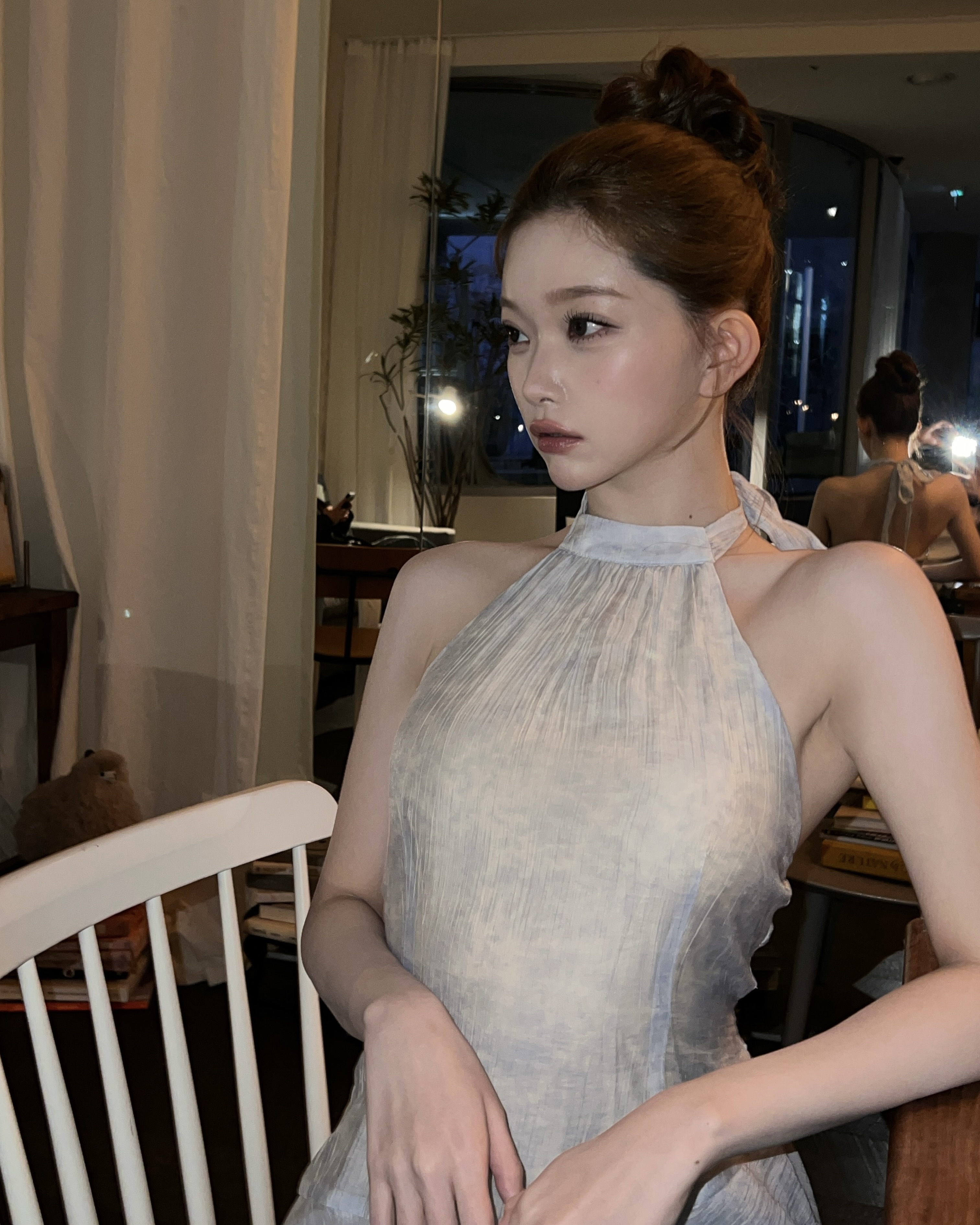 장점밖에 없는 홀터넥 슬리브리스🖤 여름에 시원하면서도 은근히 드레스업한 느낌을 내고 싶다면 홀터넥을 참고해보세요. 목 뒤로 이어지는 디자인 덕분에 어깨선과 쇄골 라인이 자연스럽게 드러나고, 목이 길어 보이는 효과까지 줄 수 있는데요. 노출이 부담스럽다면 셔츠나 얇은 가디건을 가볍게 걸쳐도 좋죠. 올여름엔 홀터넥으로 시원하면서도 여성스러운 스타일링을 완성해보세요. 이미지